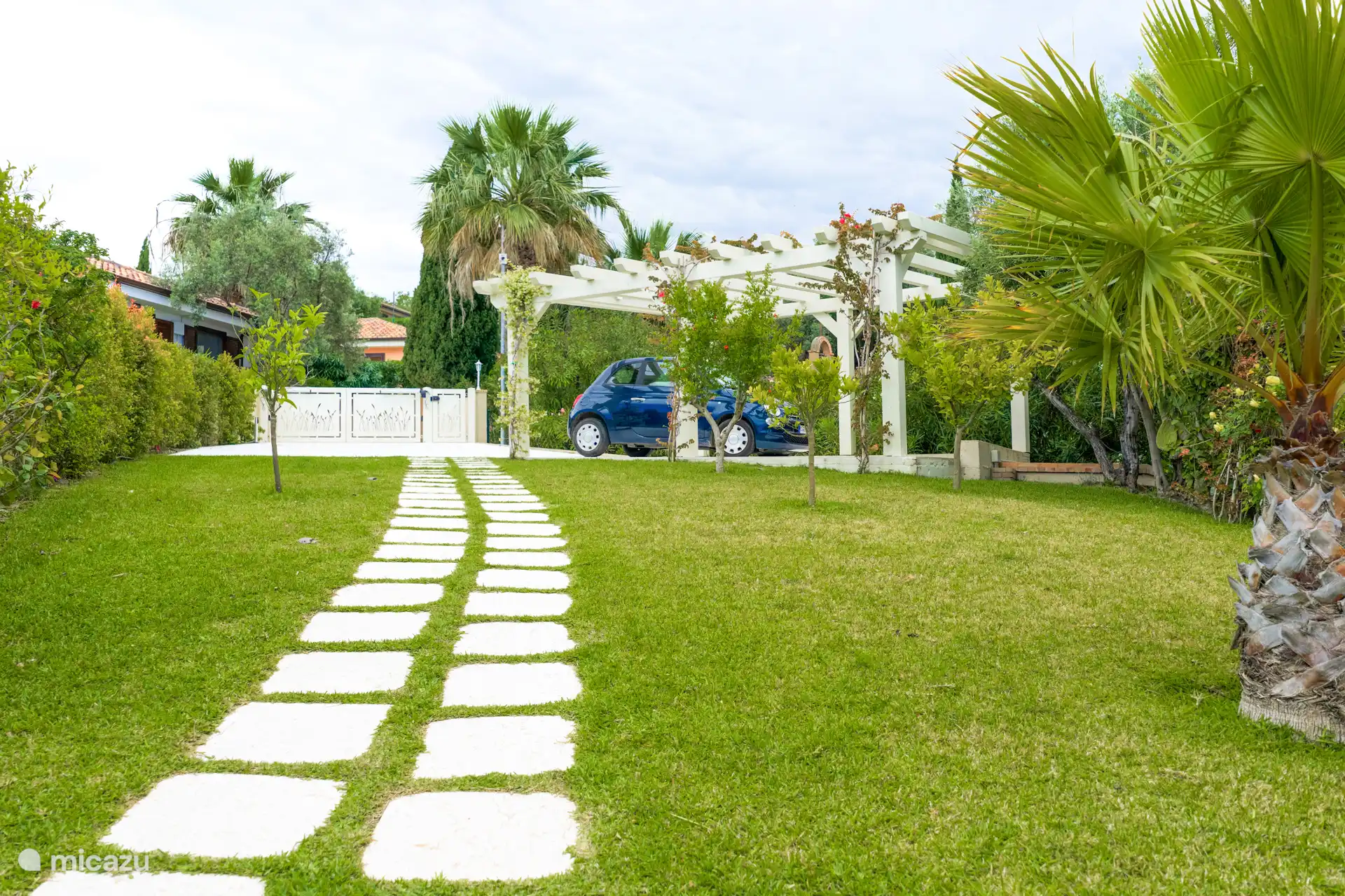 Parkeren kan op eigen terrein, met een pad dat door de tuin richting de villa loopt. Praktisch, privé en comfortabel bij aankomst. Er is voldoende ruimte voor twee auto's.