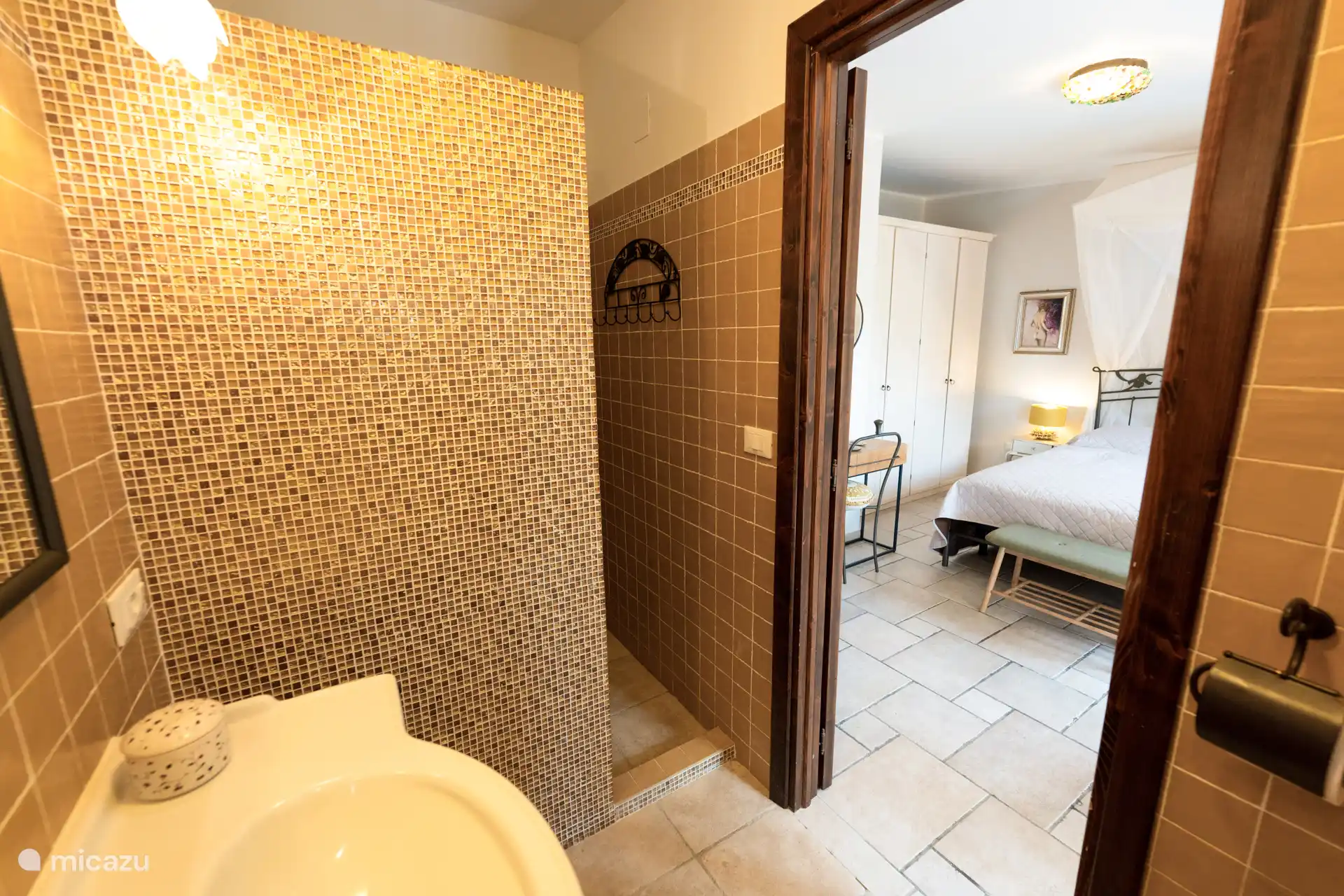 Eigen aangrenzende badkamer bij slaapkamer 1. Dat geeft extra comfort en privacy tijdens het verblijf.