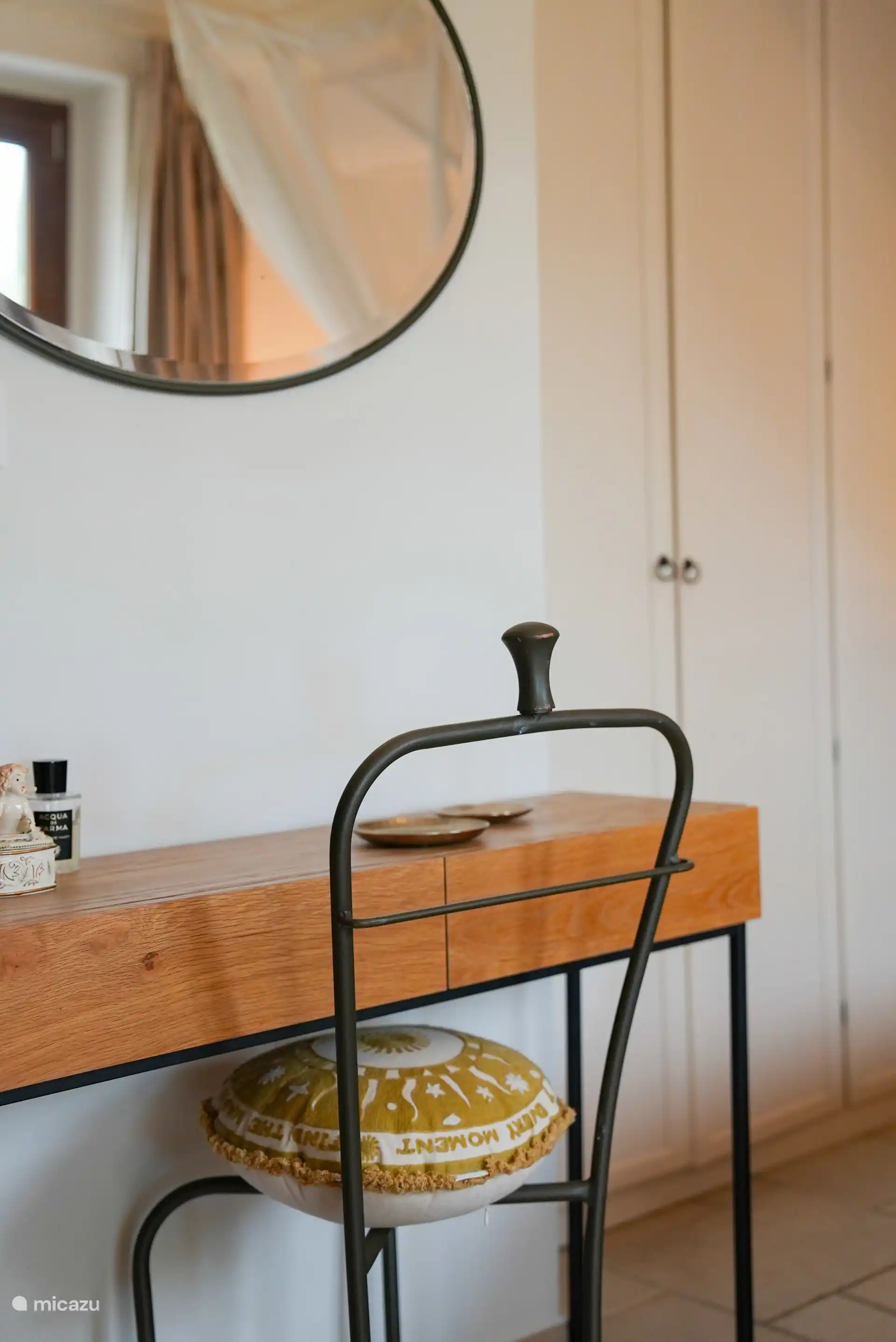 Slaapkamer 1 heeft praktische en sfeervolle details, zoals een kaptafel en kastruimte. Comfortabel voor een langer verblijf.