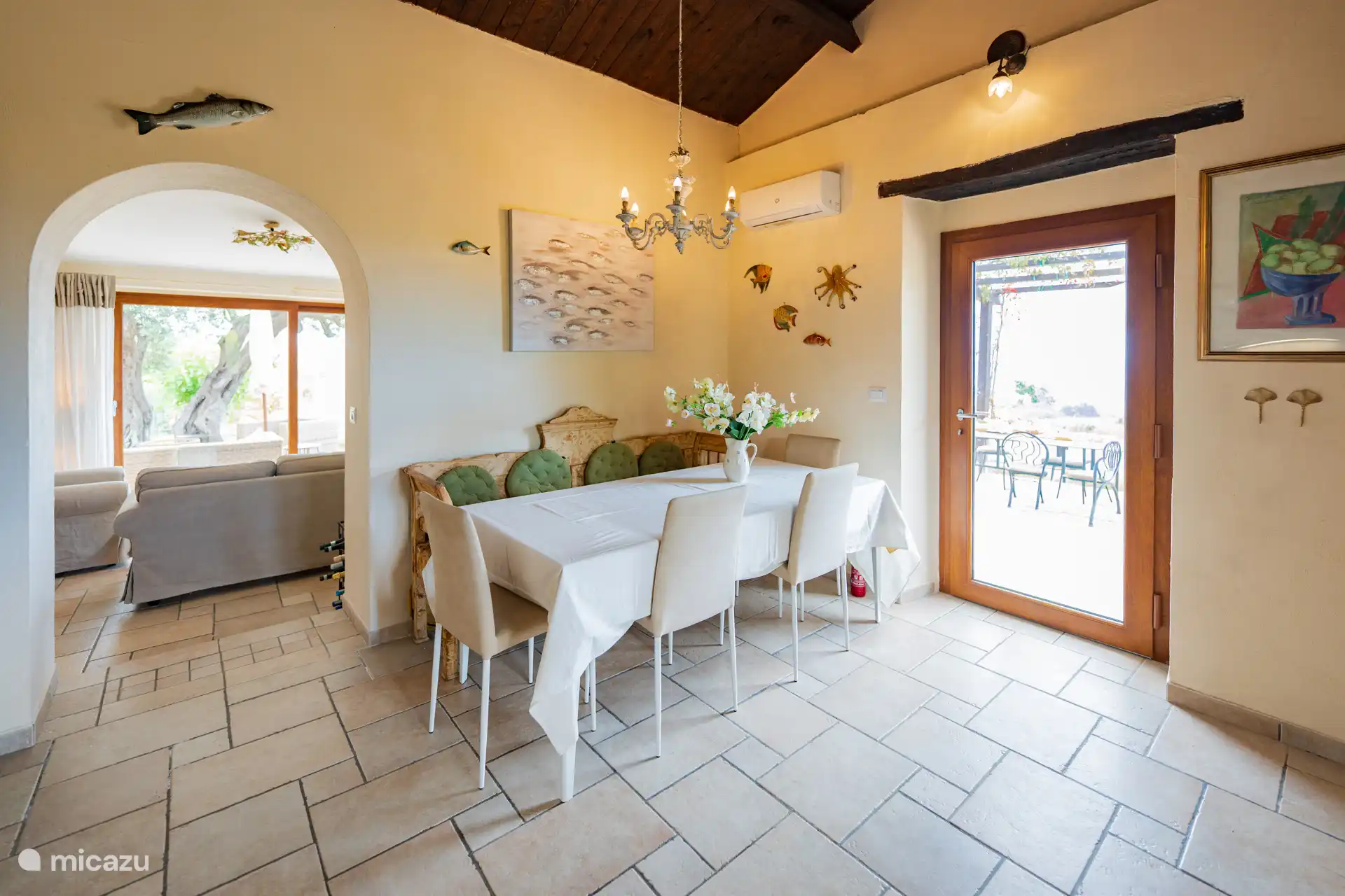 De eetkamer heeft direct contact met de woonkamer en het terras. Een lichte, ruime plek om samen te eten of rustig binnen te zitten.