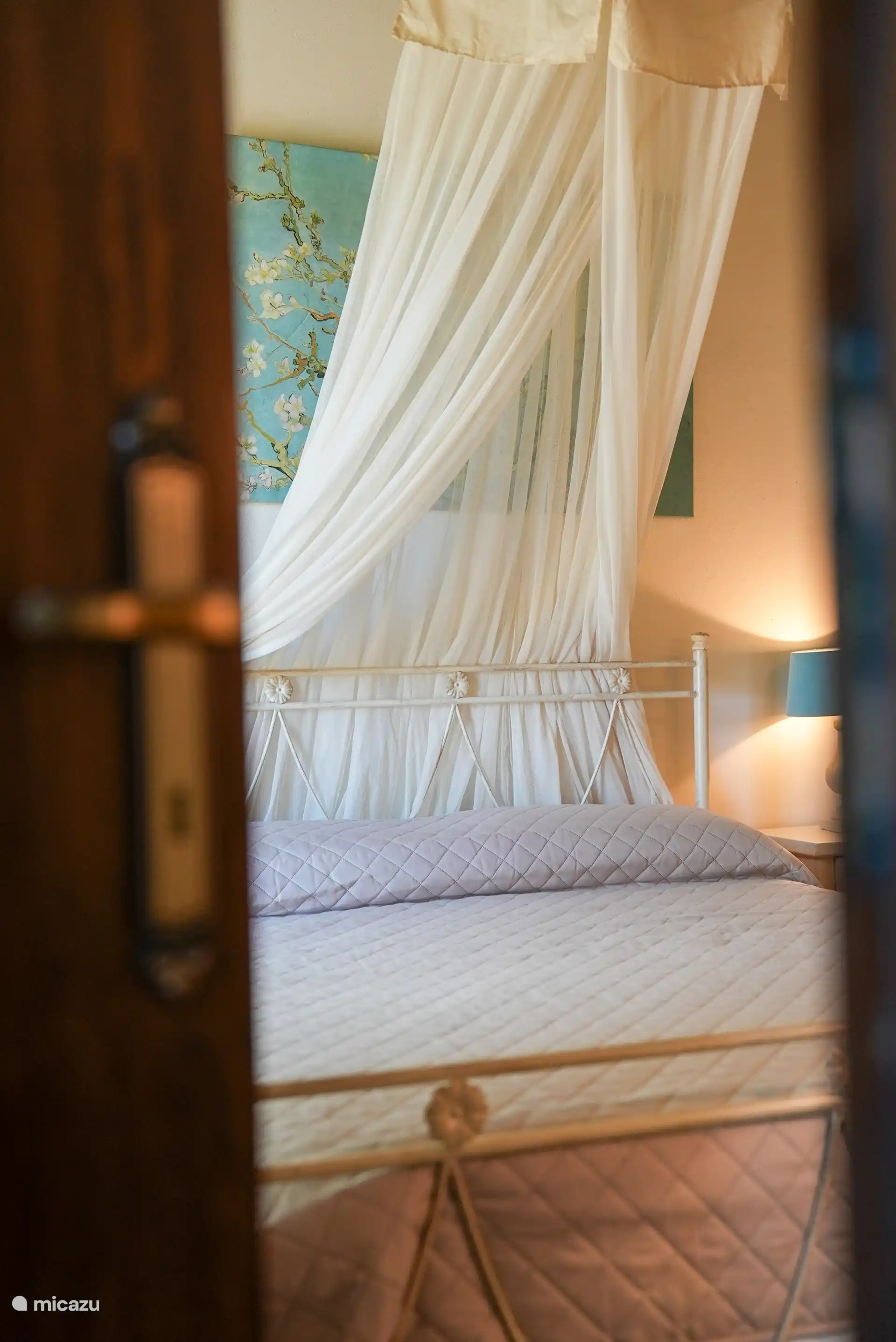 Een sfeervolle doorkijk naar slaapkamer 2, met veel aandacht voor rust, zachtheid en een ontspannen vakantiesfeer.