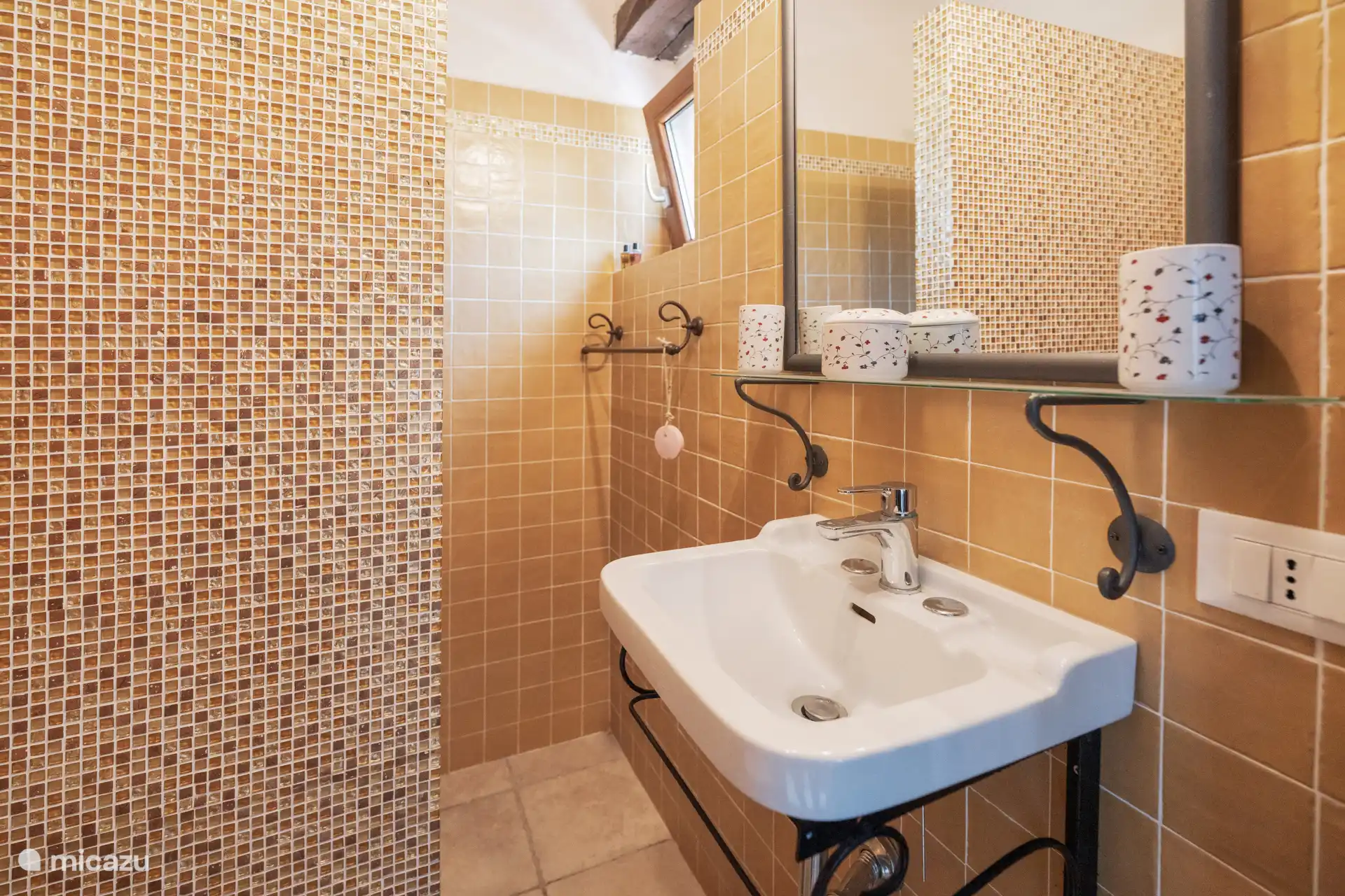 Een tweede badkamer aan de linkerkant van het huis, bij slaapkamer 2 en 3. Handig en comfortabel wanneer je met meerdere gasten verblijft.