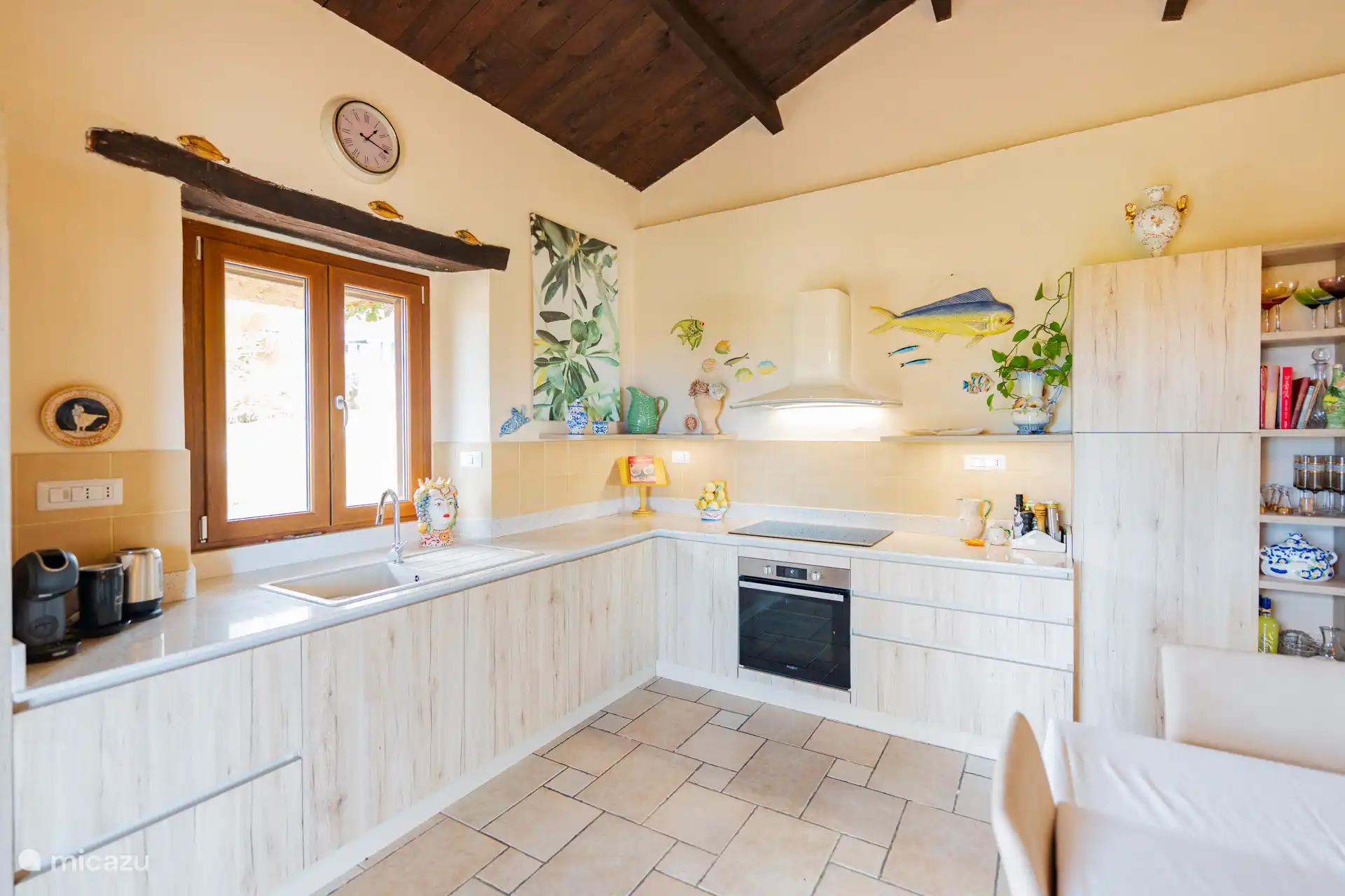 De keuken heeft een warme mediterrane uitstraling en biedt genoeg ruimte om samen te koken, eten en de dag rustig te beginnen.