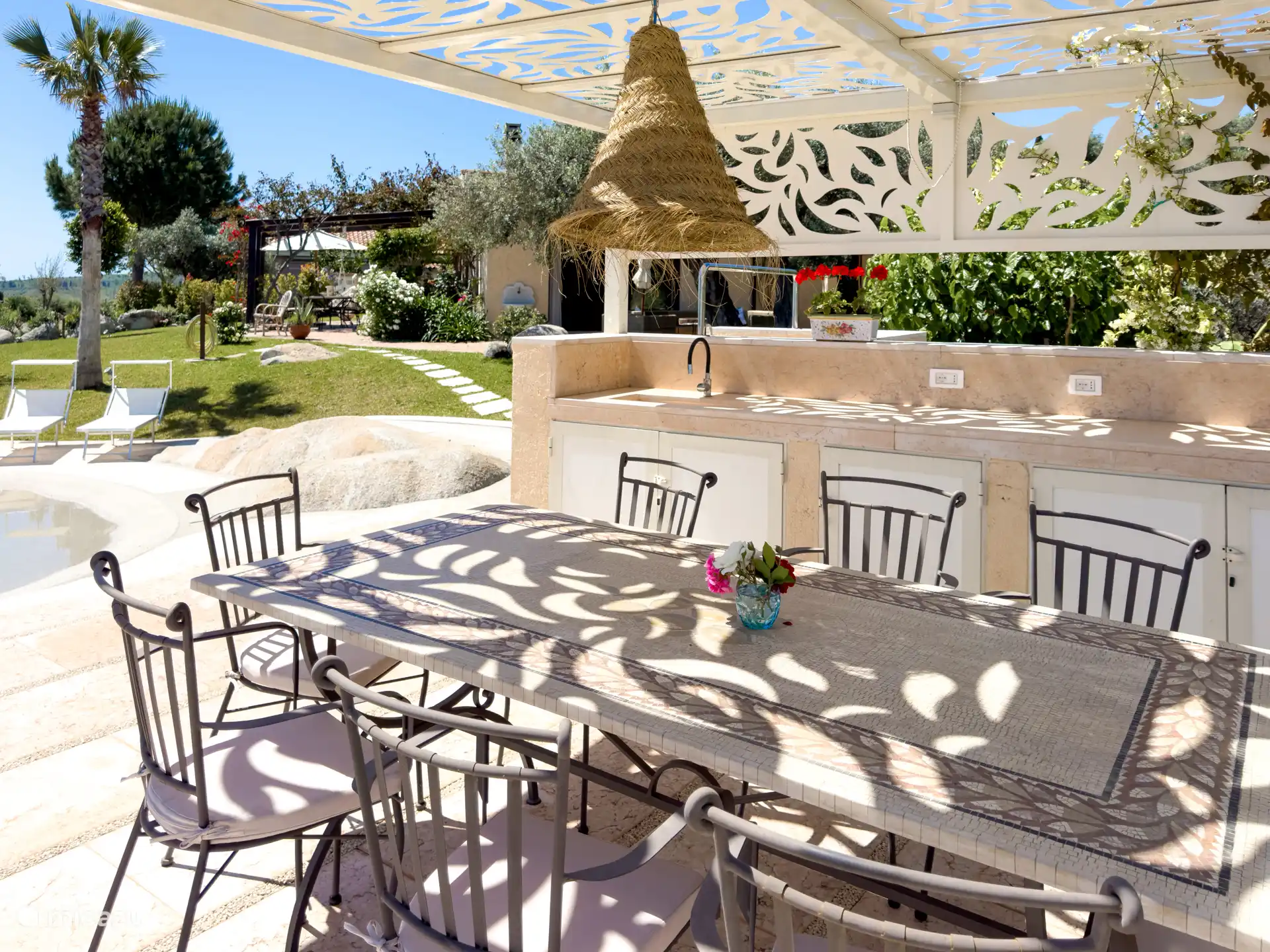 De buitenkeuken ligt direct bij het terras, het zwembad en de villa. Praktisch voor lange dagen buiten, zonder steeds naar binnen te hoeven.