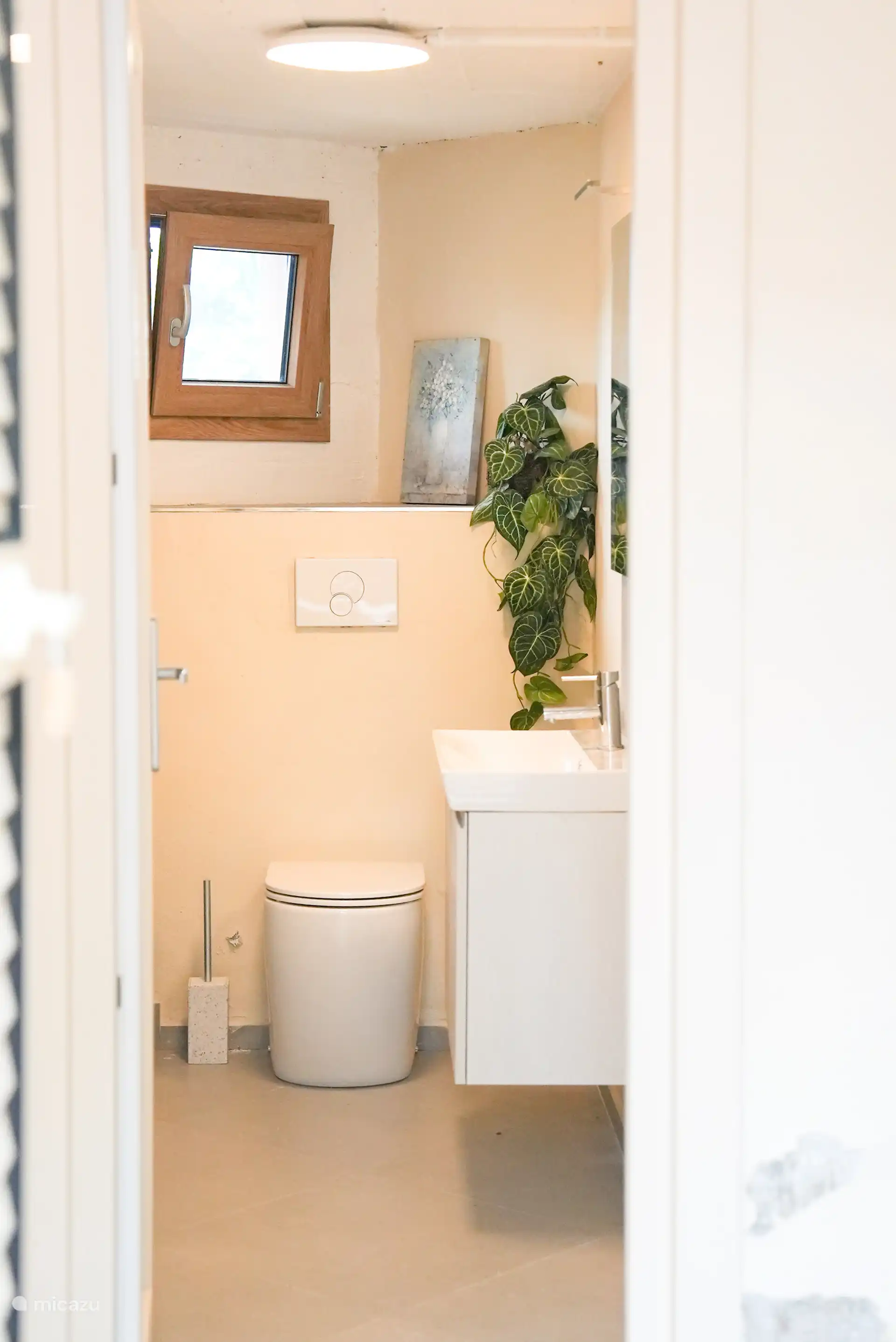 Extra toilet onder het verhoogde terras bij het zwembad. Handig tijdens lange dagen buiten, bij de buitenkeuken of wanneer je bij het zwembad verblijft.