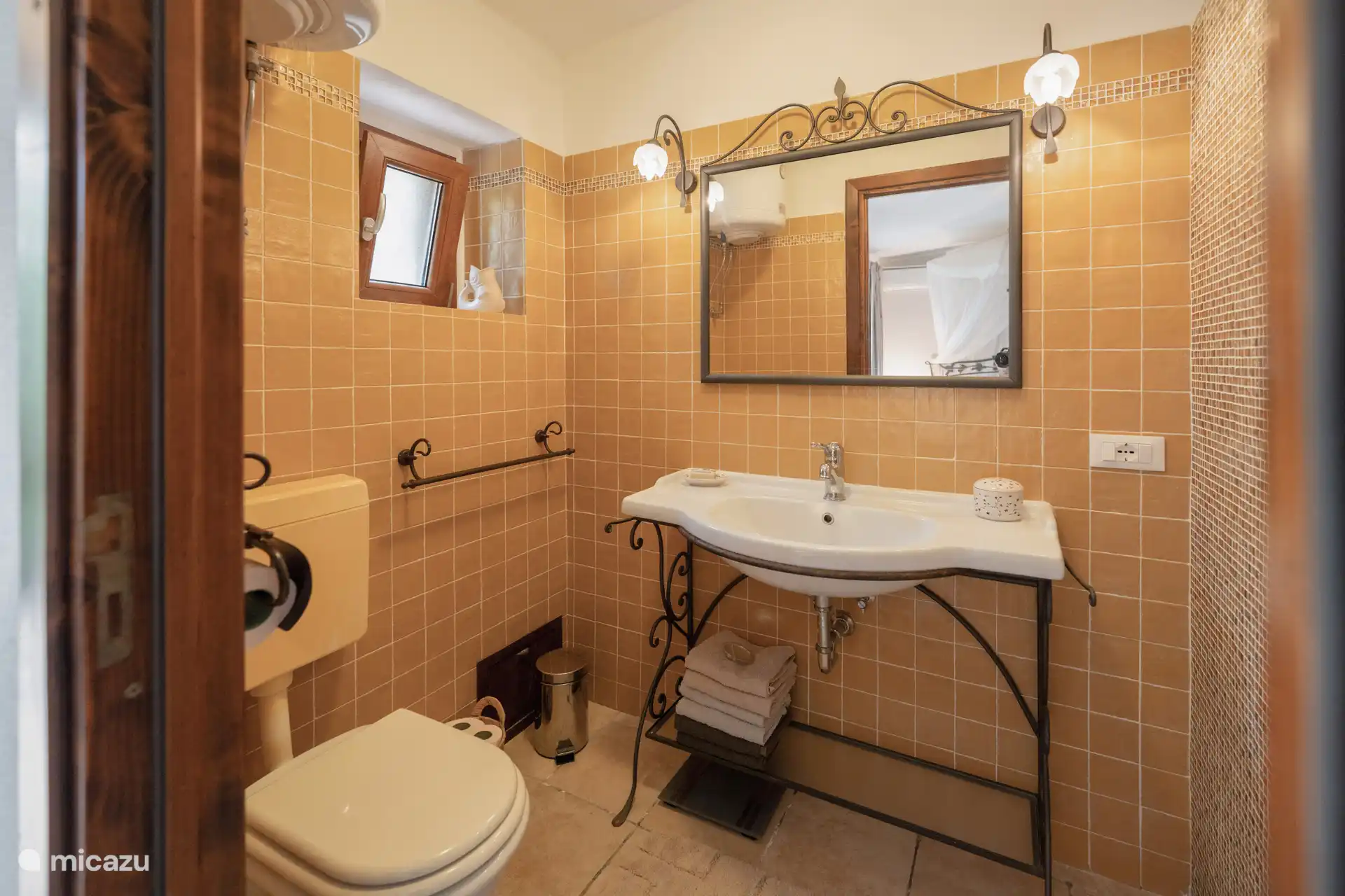 Badkamer bij de master bedroom aan de rechterkant van het huis, met douche, toilet en wastafel. Direct comfortabel voor dagelijks gebruik.