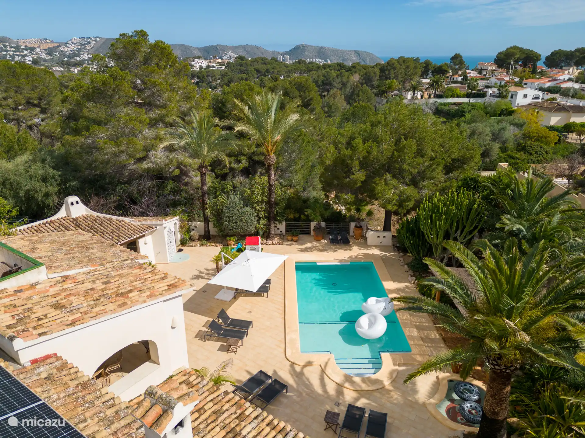 Boven aanzicht van het huis met tuin en zwembad