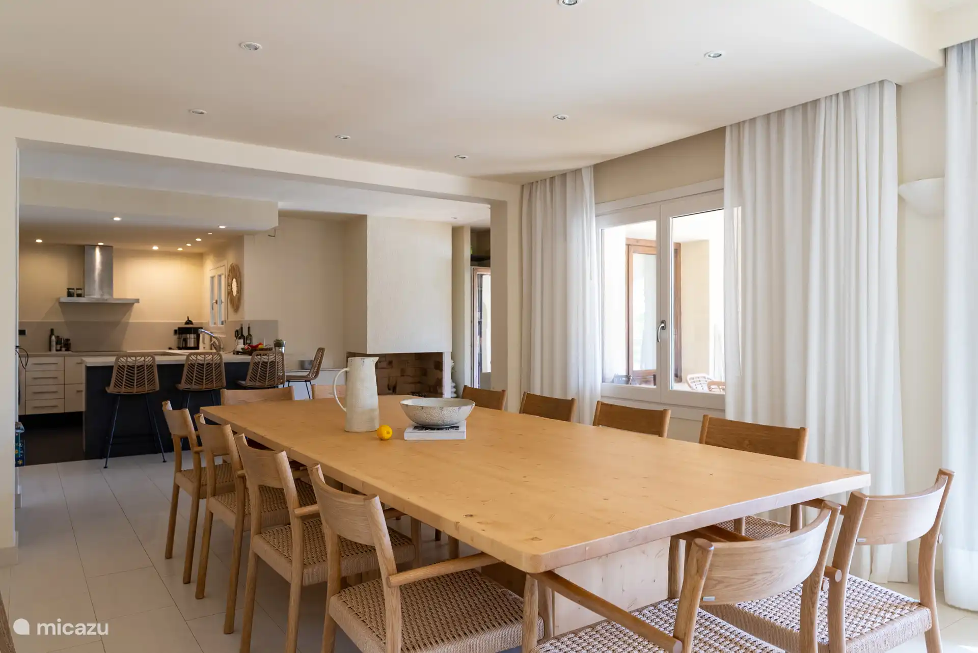 Fijne eettafel, grenzend aan de open keuken.