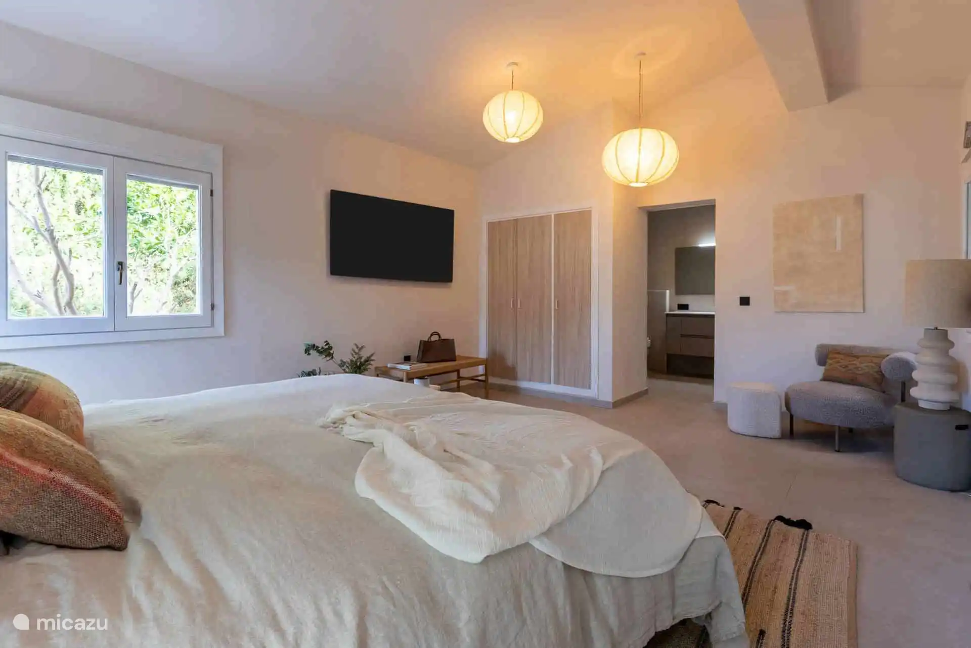 Ruime slaapkamer met badkamer ensuite