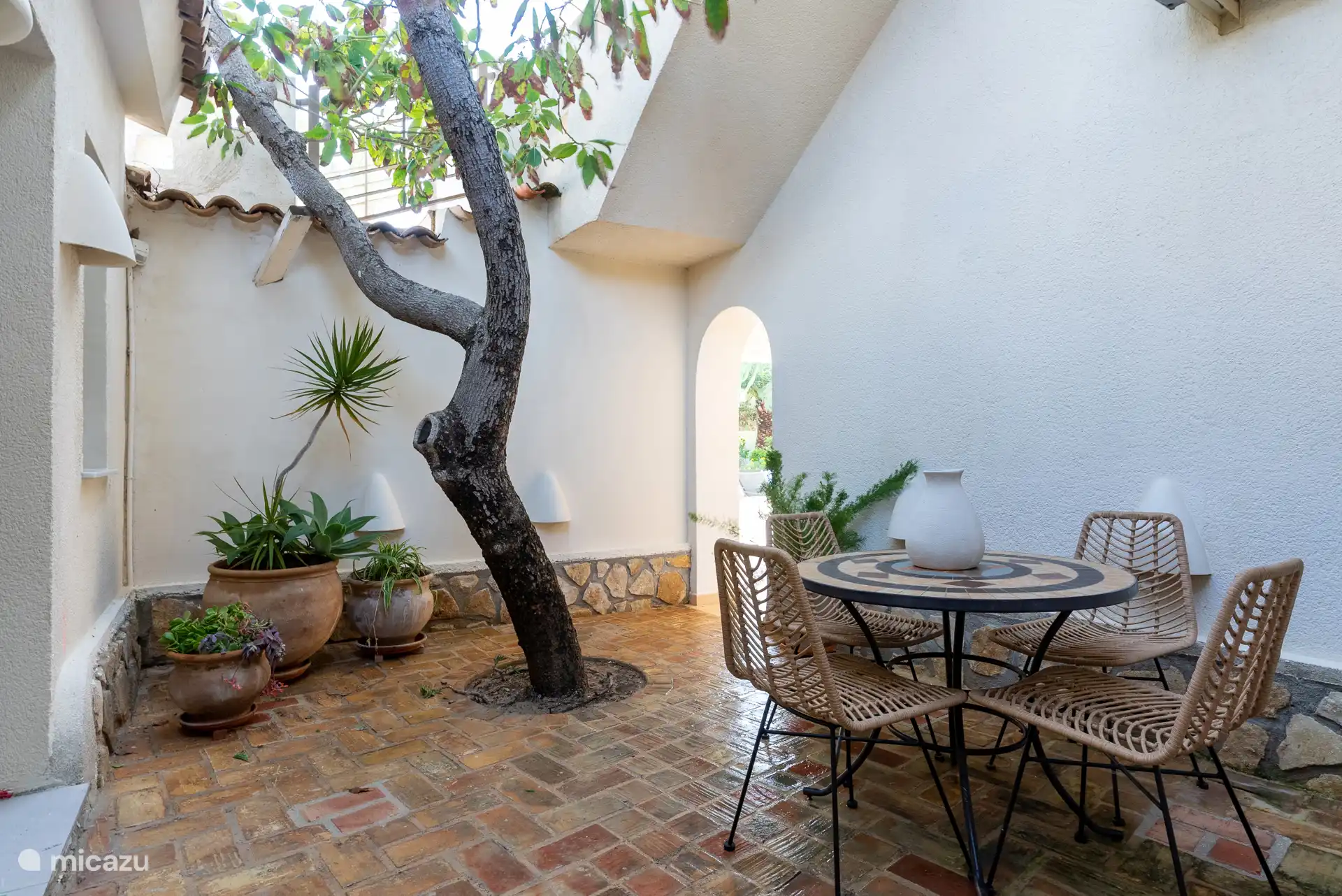 Patio grenzend aa.n de studio en tuin