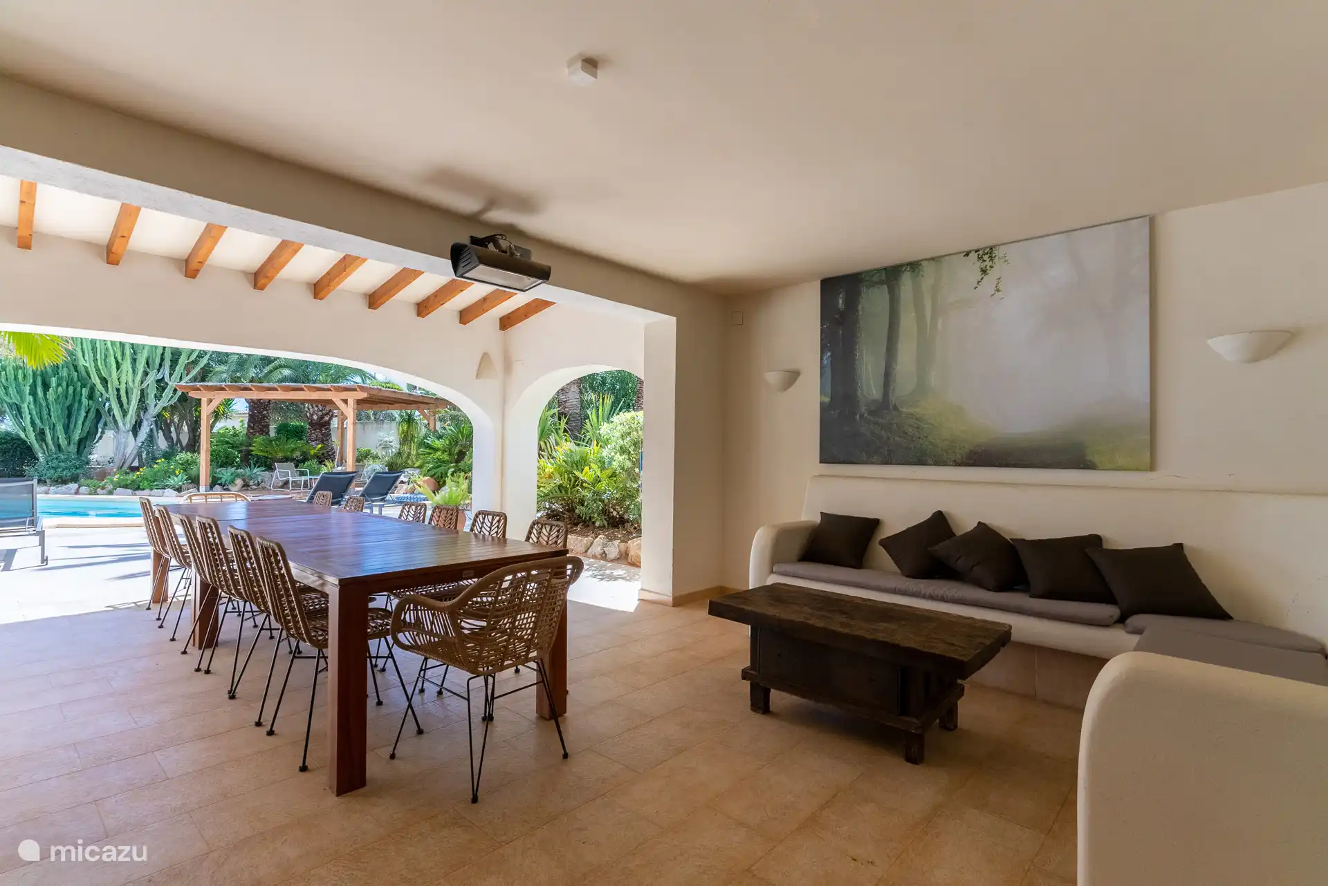 Buiten eet en zit hoek.