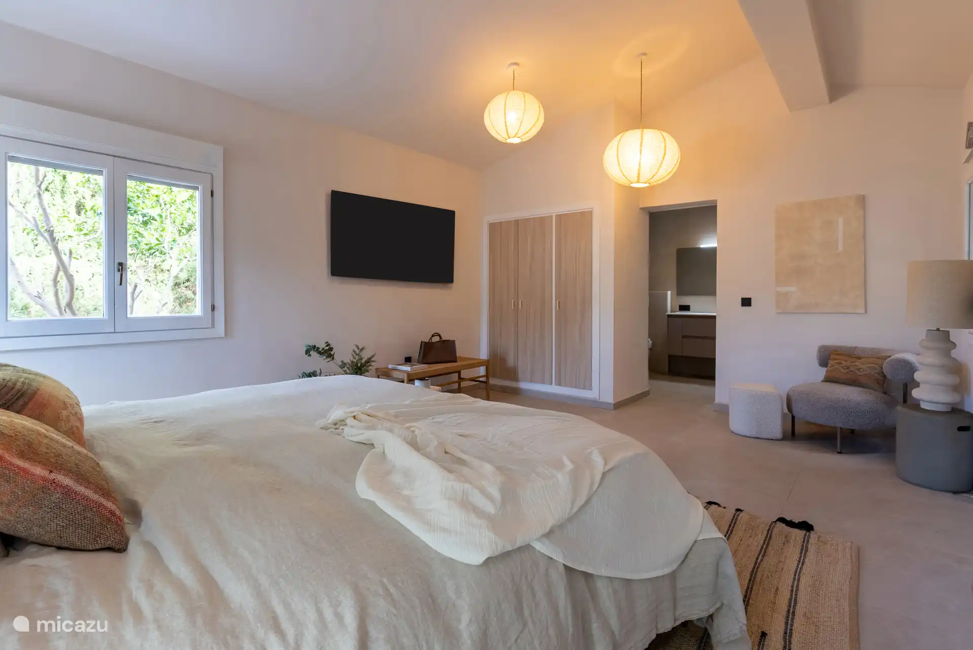 Slaapkamer met badkamer ensuite.