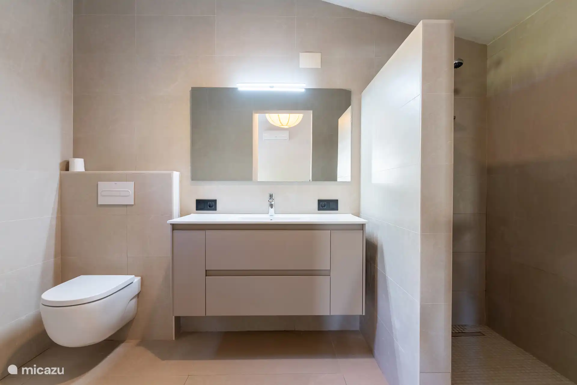 Badkamer met inloopdouche.