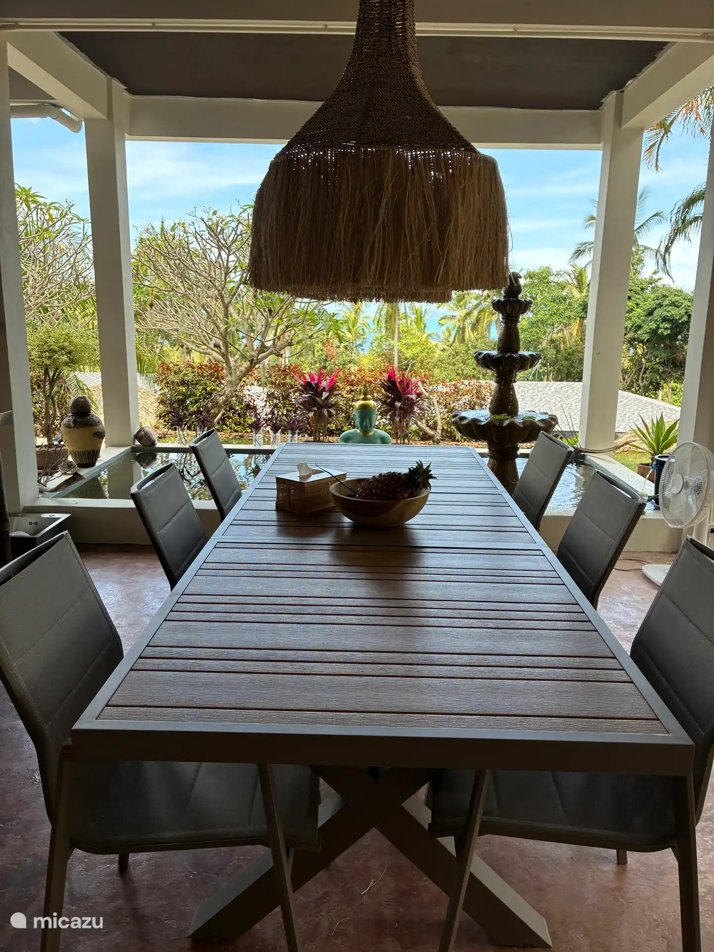 eetkamer met uitzicht op de zee en palmen tuin