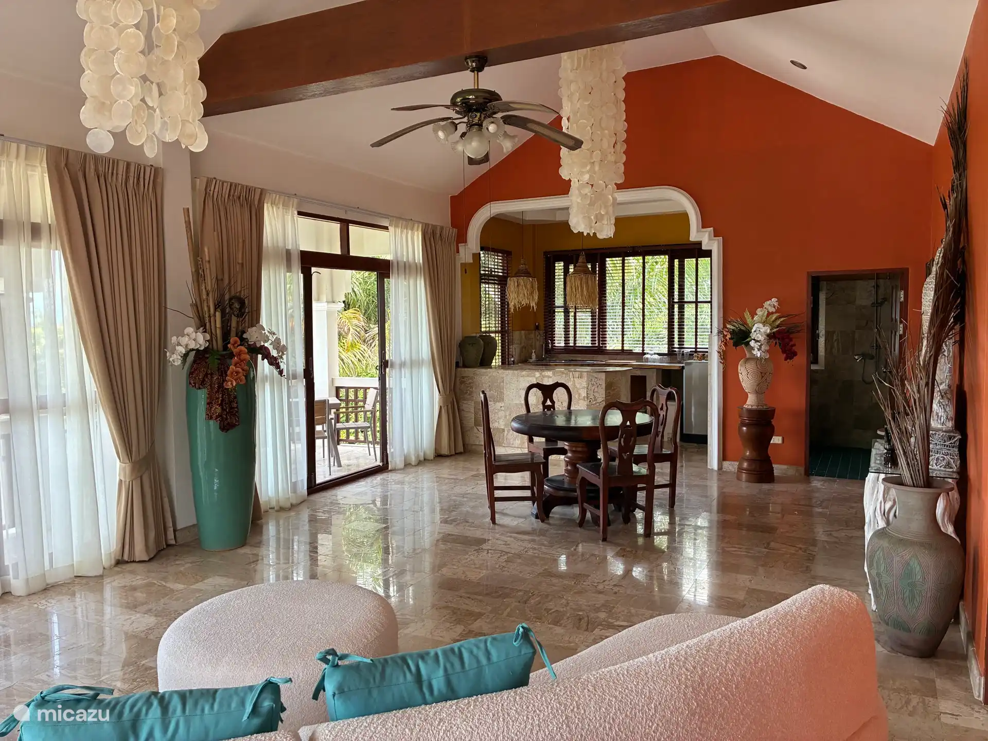 overzicht woonkamer boven 