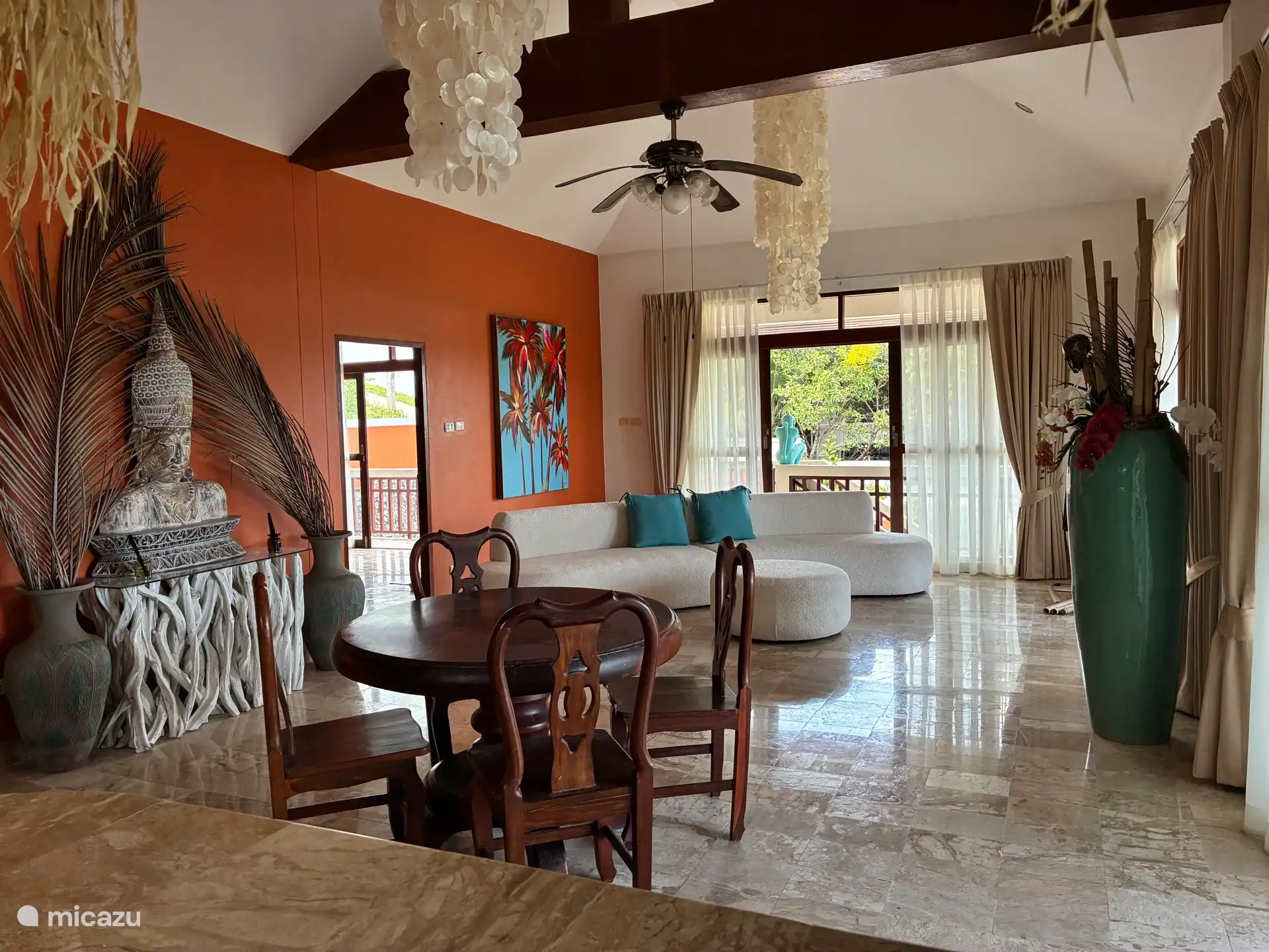 overzicht woonkamer boven