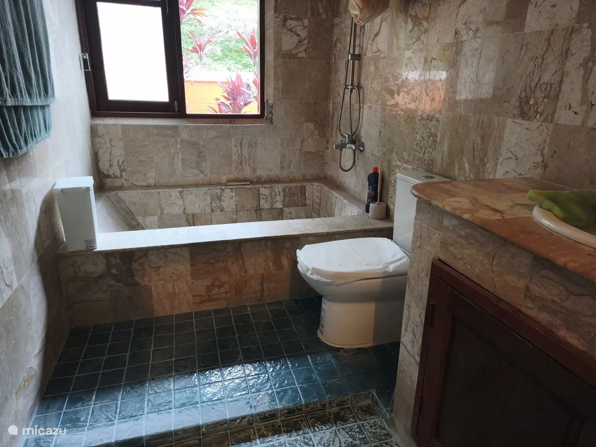 badkamer 1 is an suit in de master bedroom