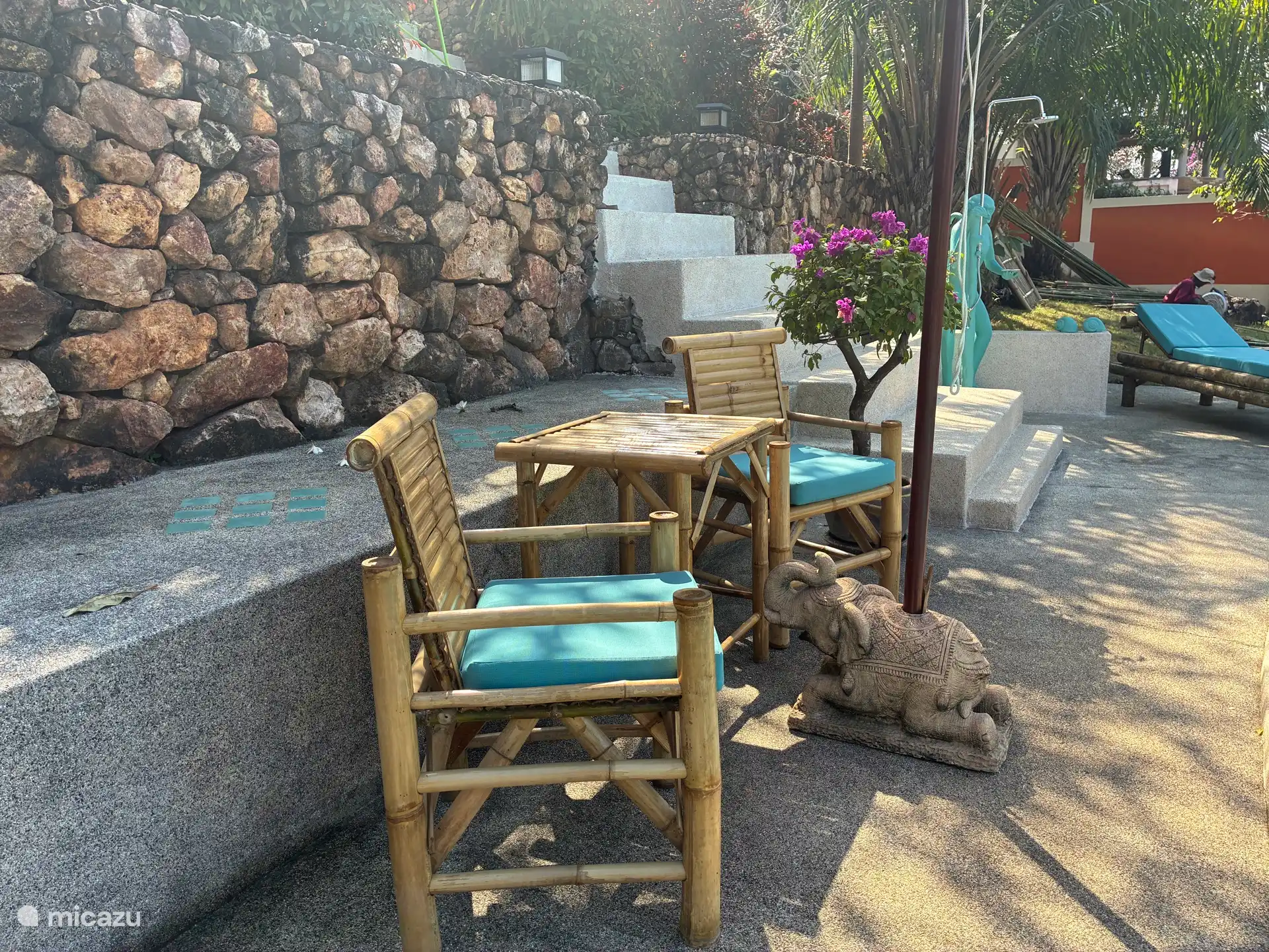 zitje aan het zwembad