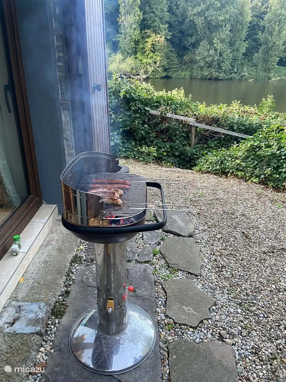 Barbecue, houtskool beschikbaar