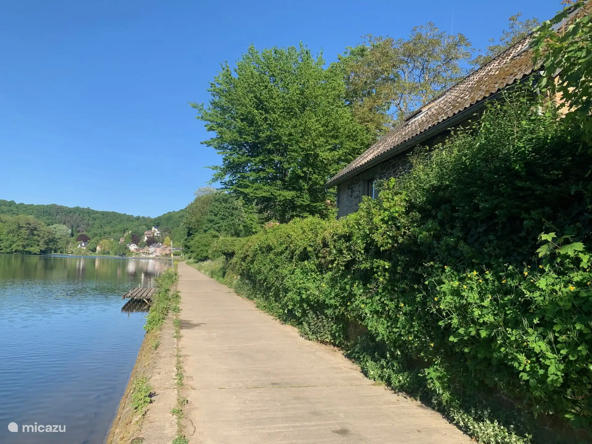 Trekpad stroomafwaarts van het reservaat