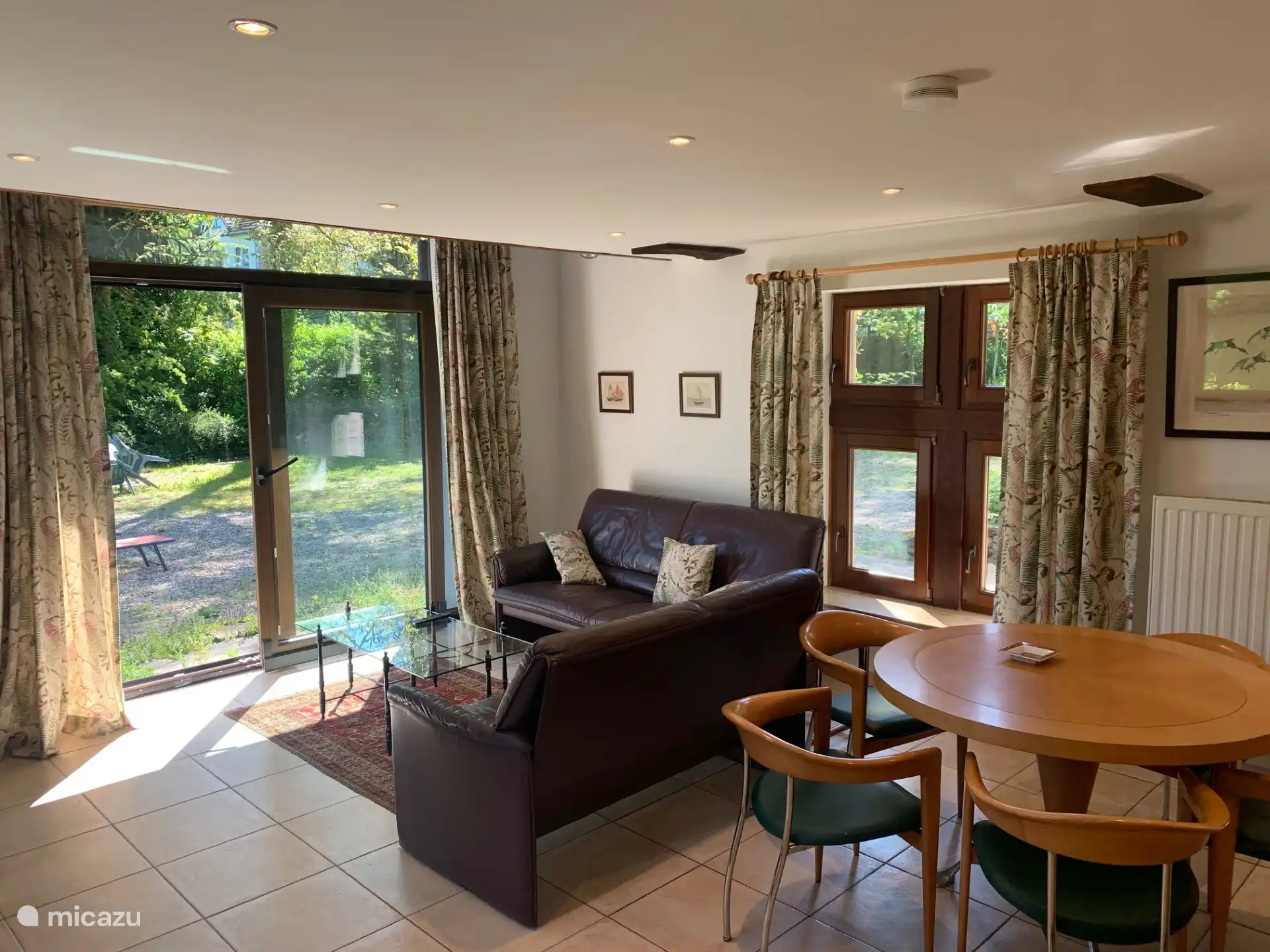 Woon-/eetkamer aan de tuin