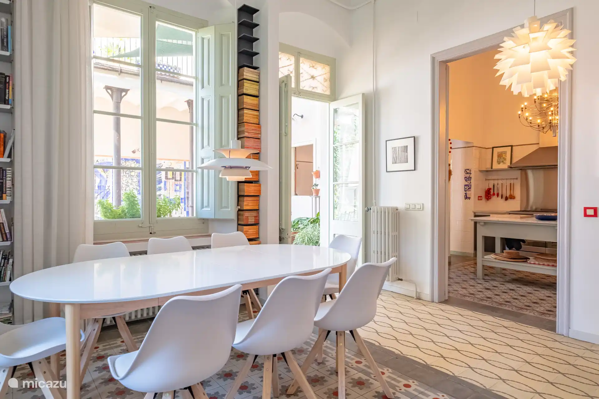 Eetkamer leidt naar terras en keuken. 