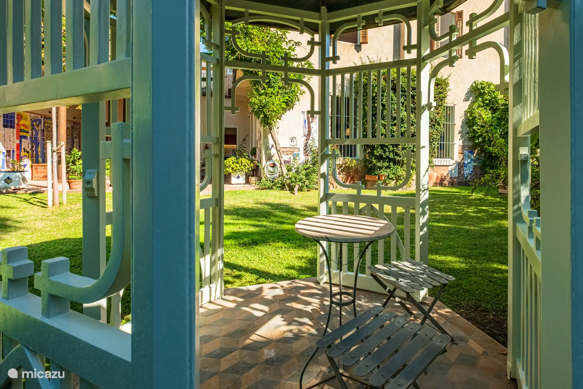 Van binnenuit de pergola. 