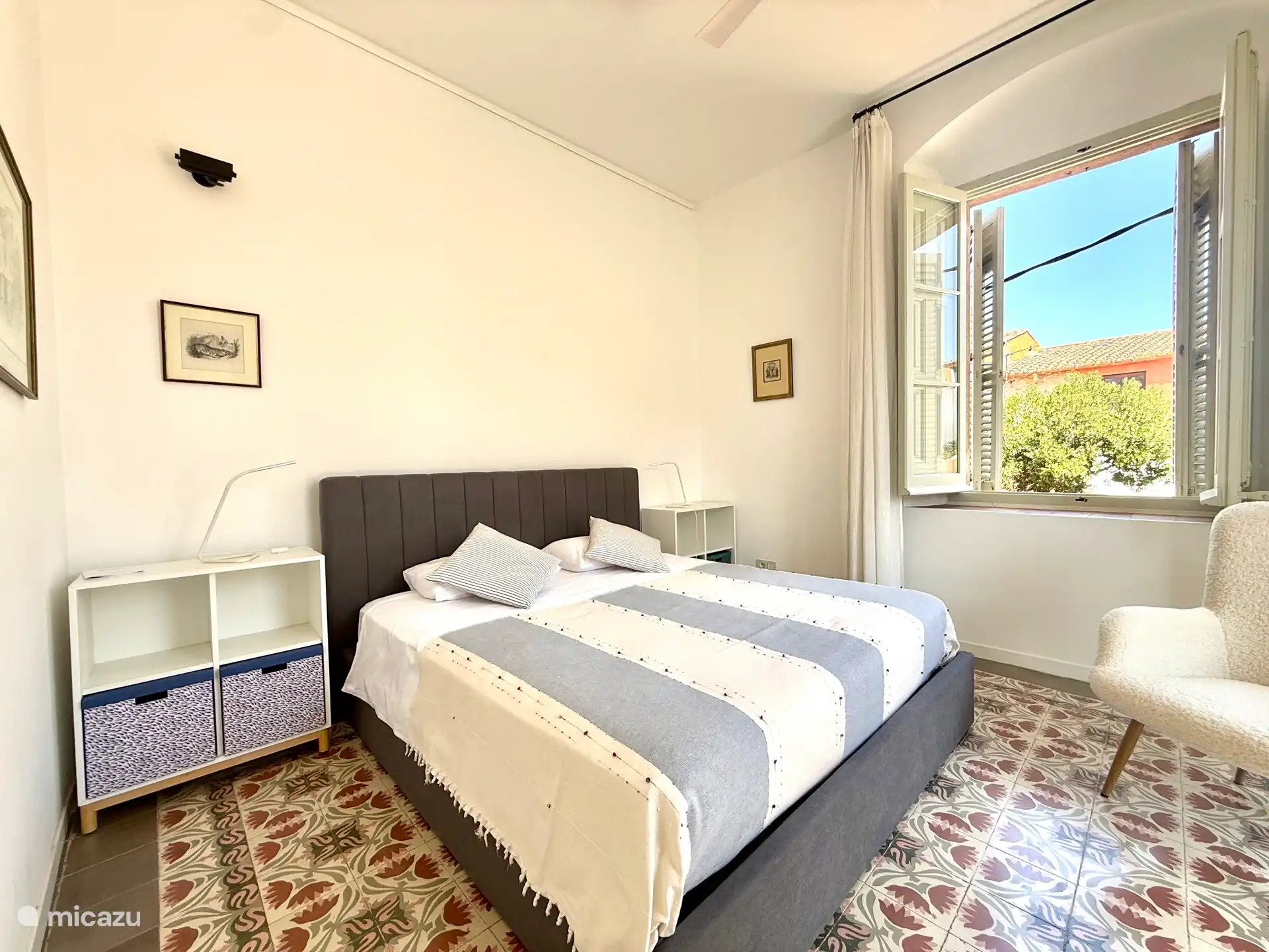 Chambre 2 - super lit king, ventilateur au plafond, vue sur la ville.
