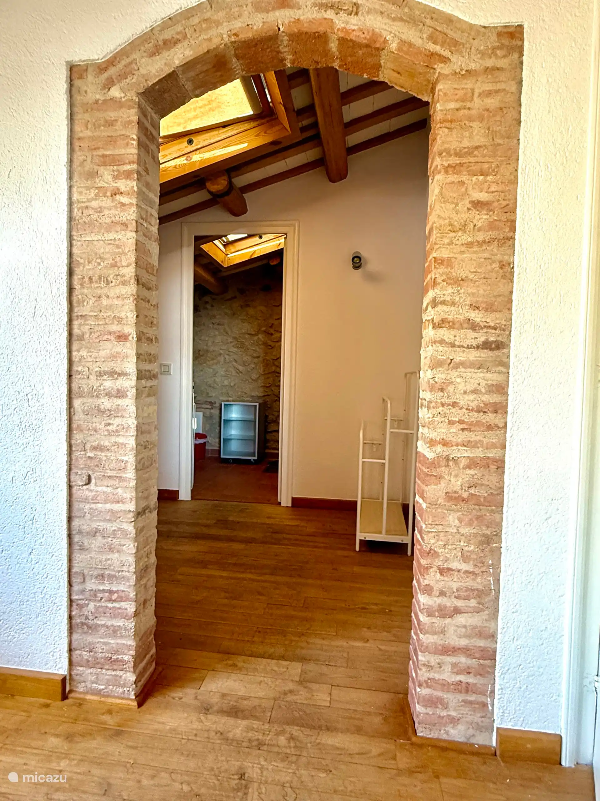 L’entrée de la deuxième salle de bain complète depuis le salon supérieur. 
