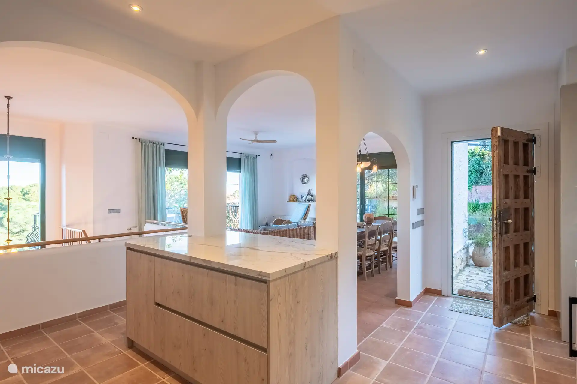 Keuken, bovenste ingang, zitkamer, eetkamer en deur naar tuin/zwembad 