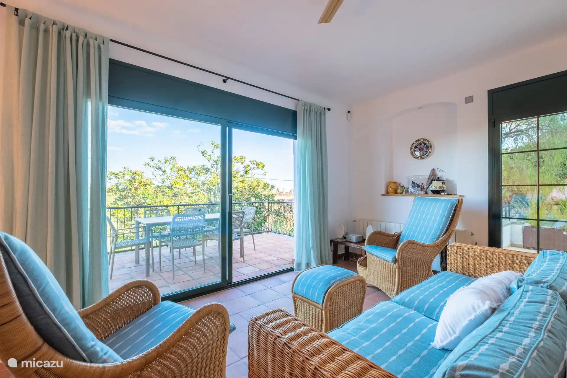 Zitkamer boven - deur naar de tuin en het zwembad