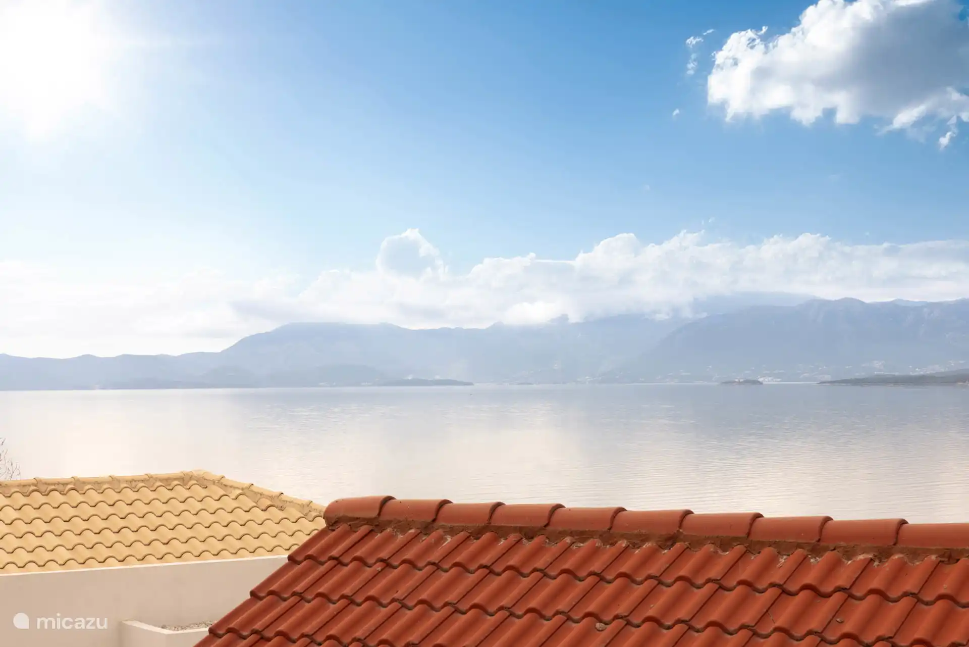 Dronefoto met zeezicht