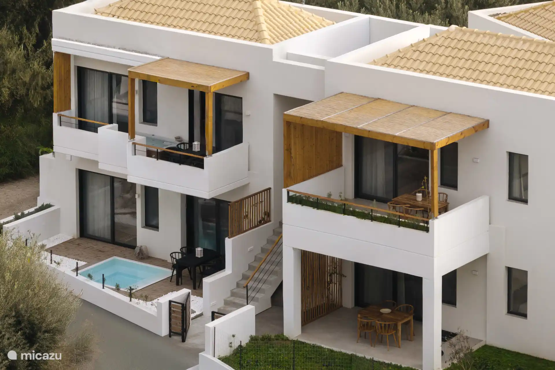 Dronefoto van alle appartementen