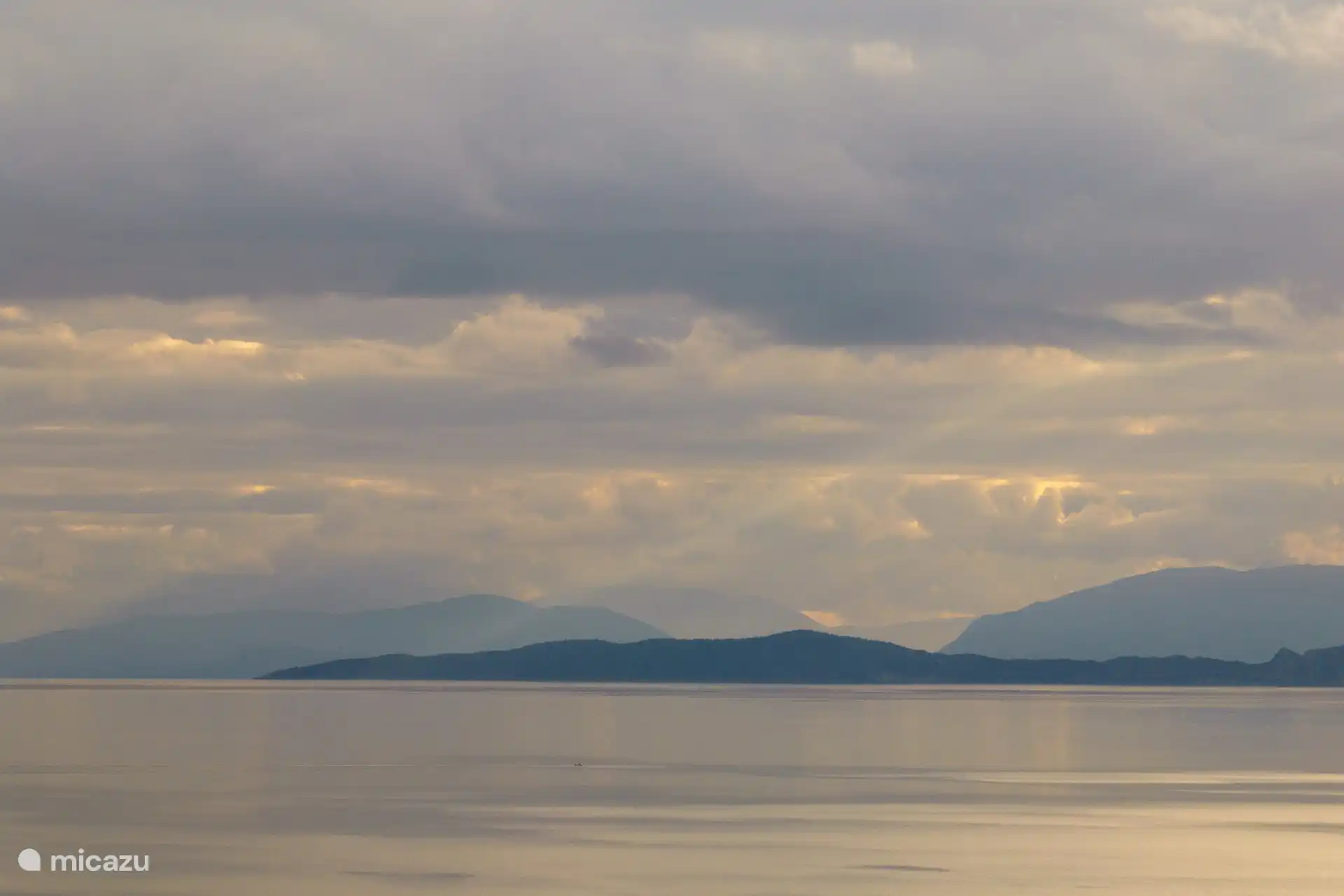 Dronefoto - berg- en zeezicht