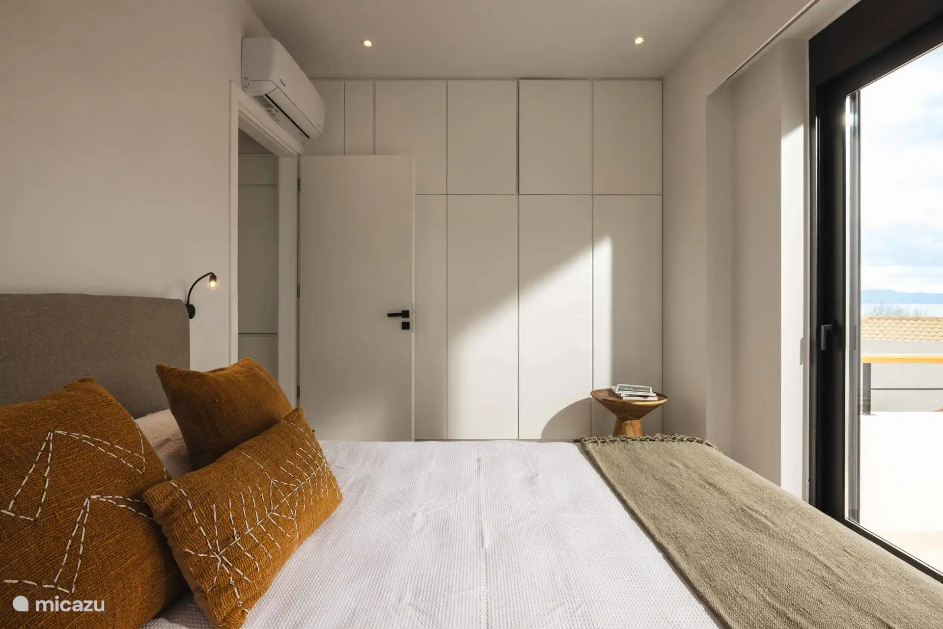 Foto van de hele slaapkamer