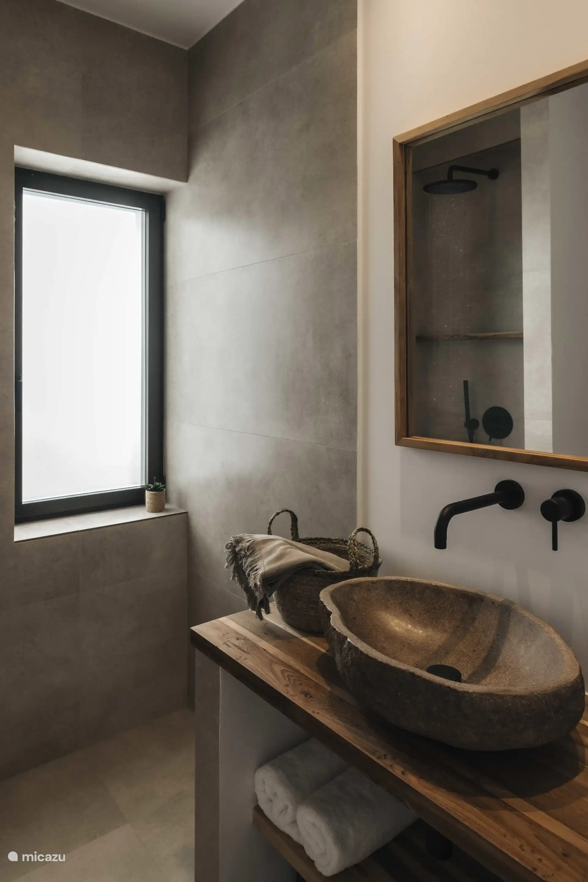 Badkamer met regendouche