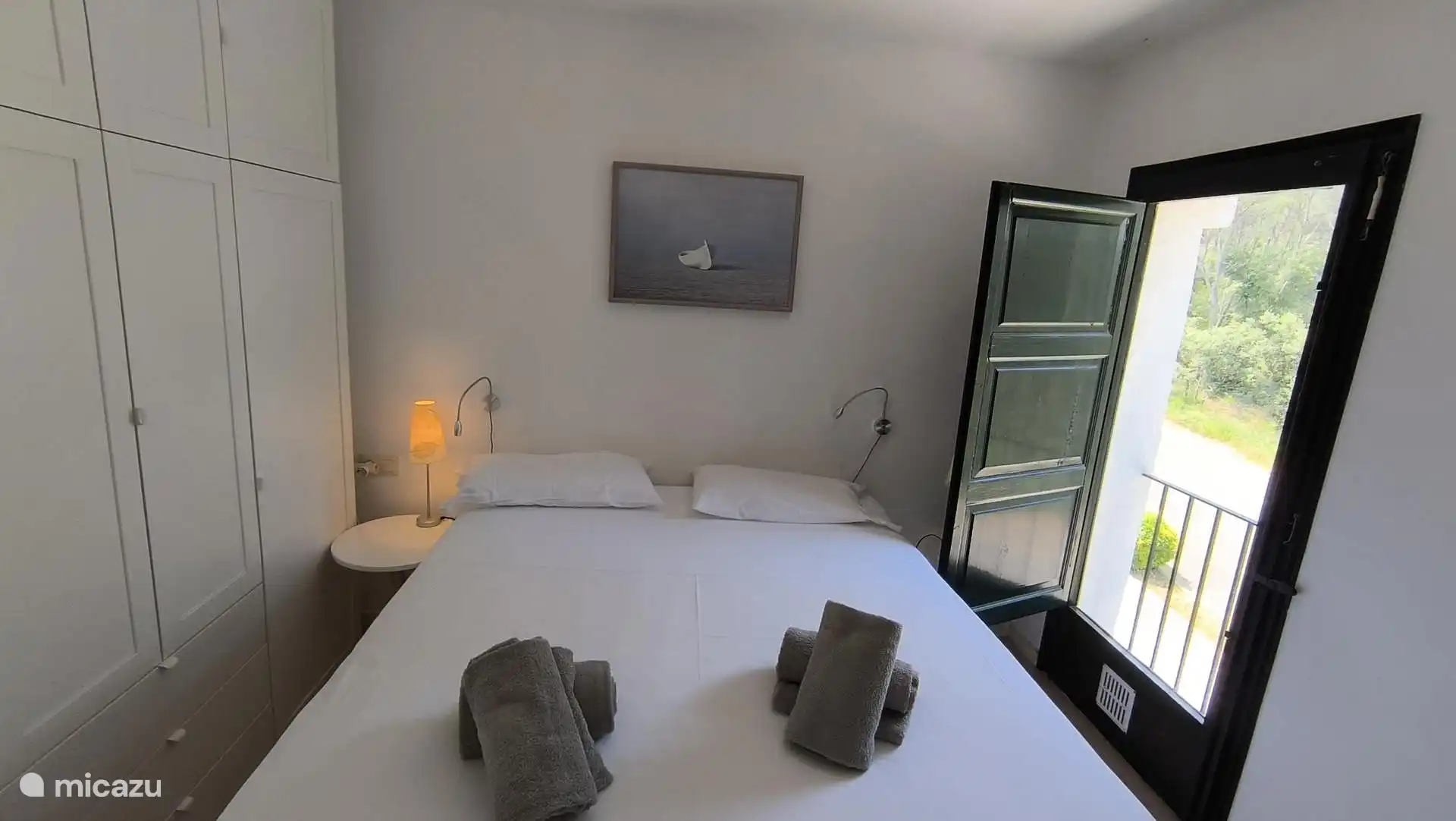 Slaapkamer met tweepersoonsbed. 