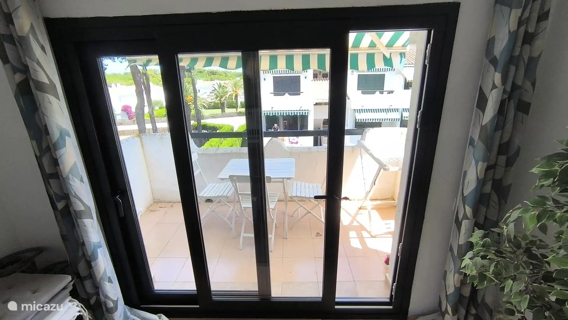 Nieuwe ramen die naar het terras leiden. 