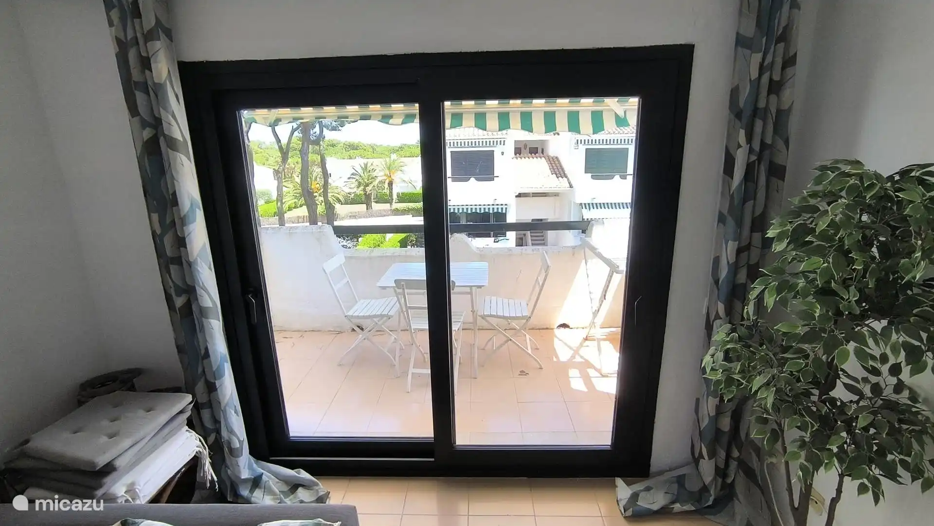 Nieuwe terrasdeuren die naar het balkon leiden. 