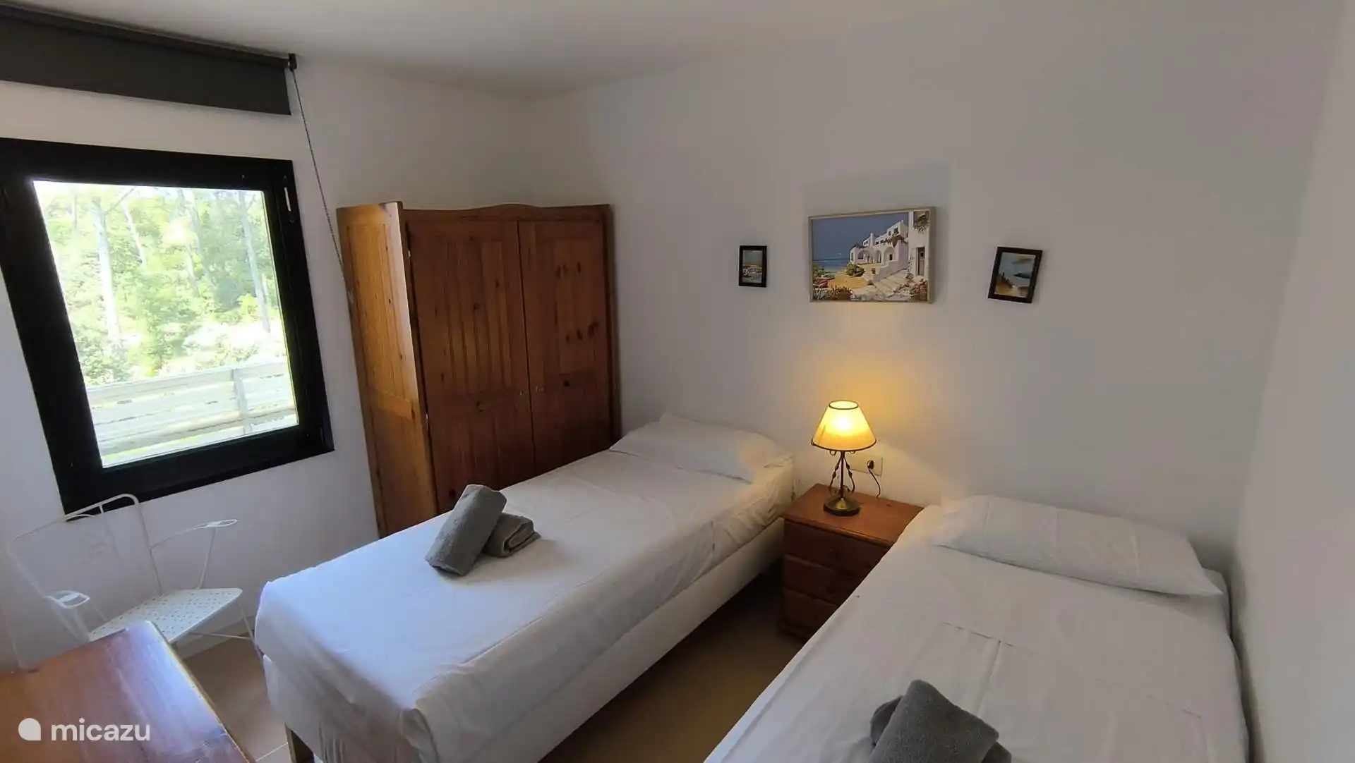 Slaapkamer met eenpersoonsbedden. 