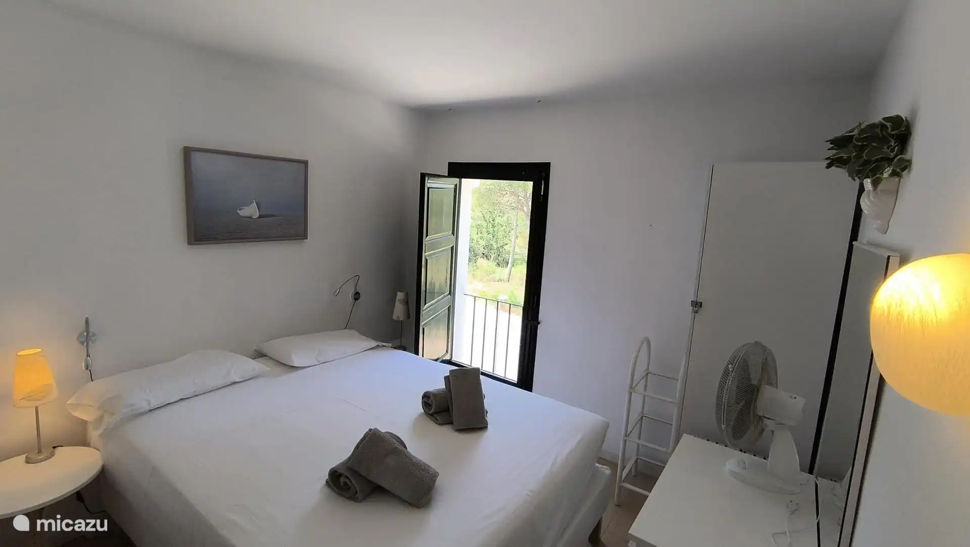 Slaapkamer met tweepersoonsbed. 