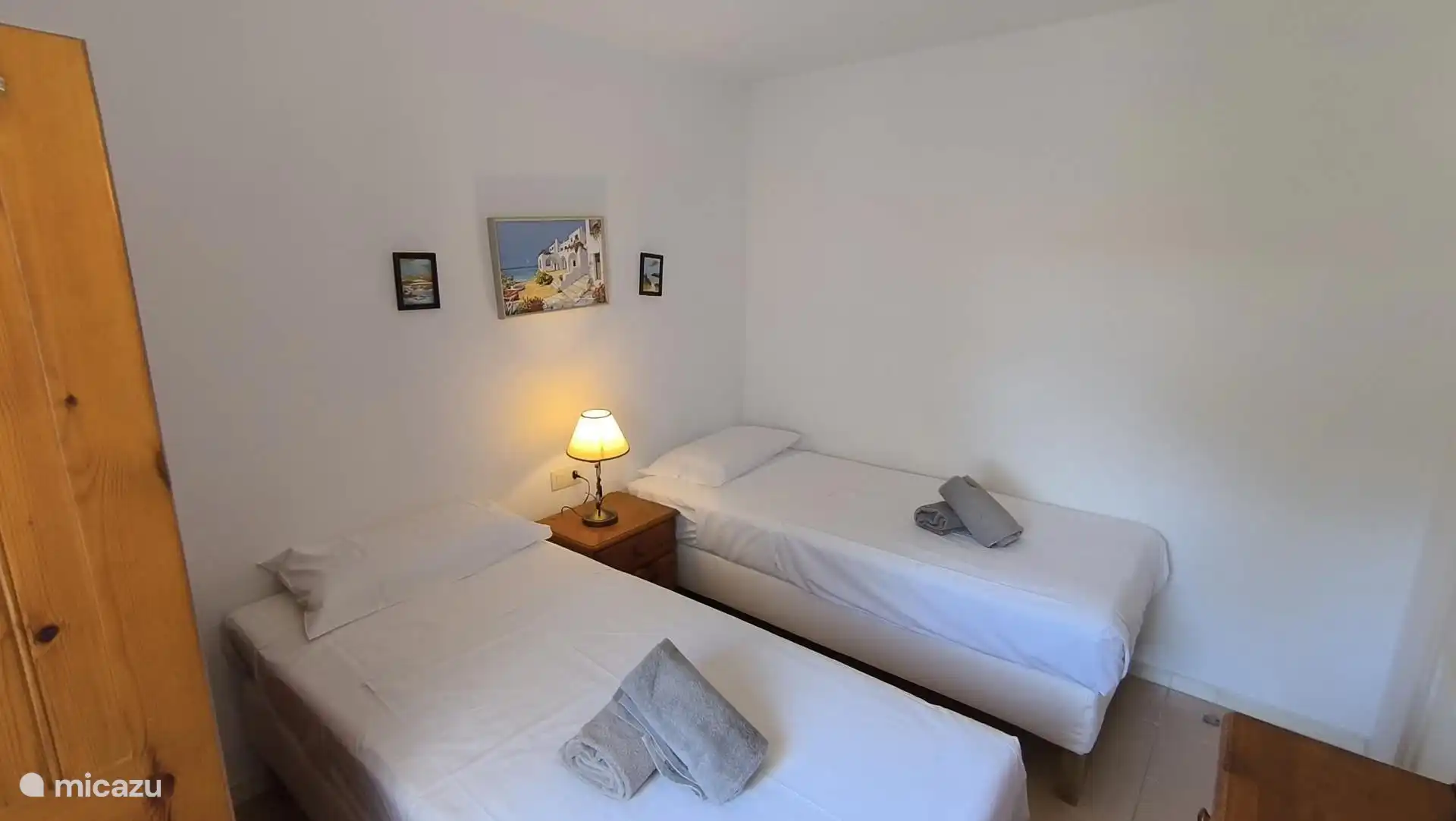 Slaapkamer met eenpersoonsbedden. 