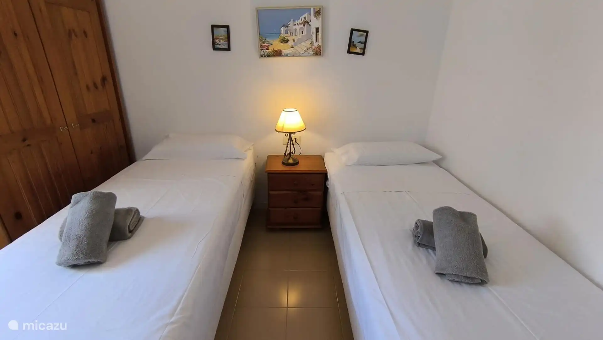 Slaapkamer met twee bedden. 