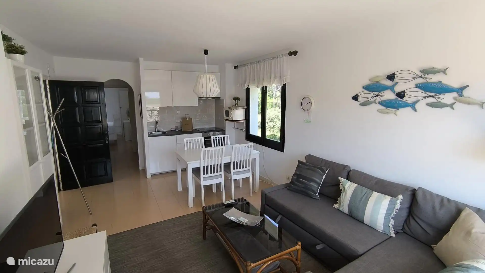 Open zitplan, eetkamer en keuken. 