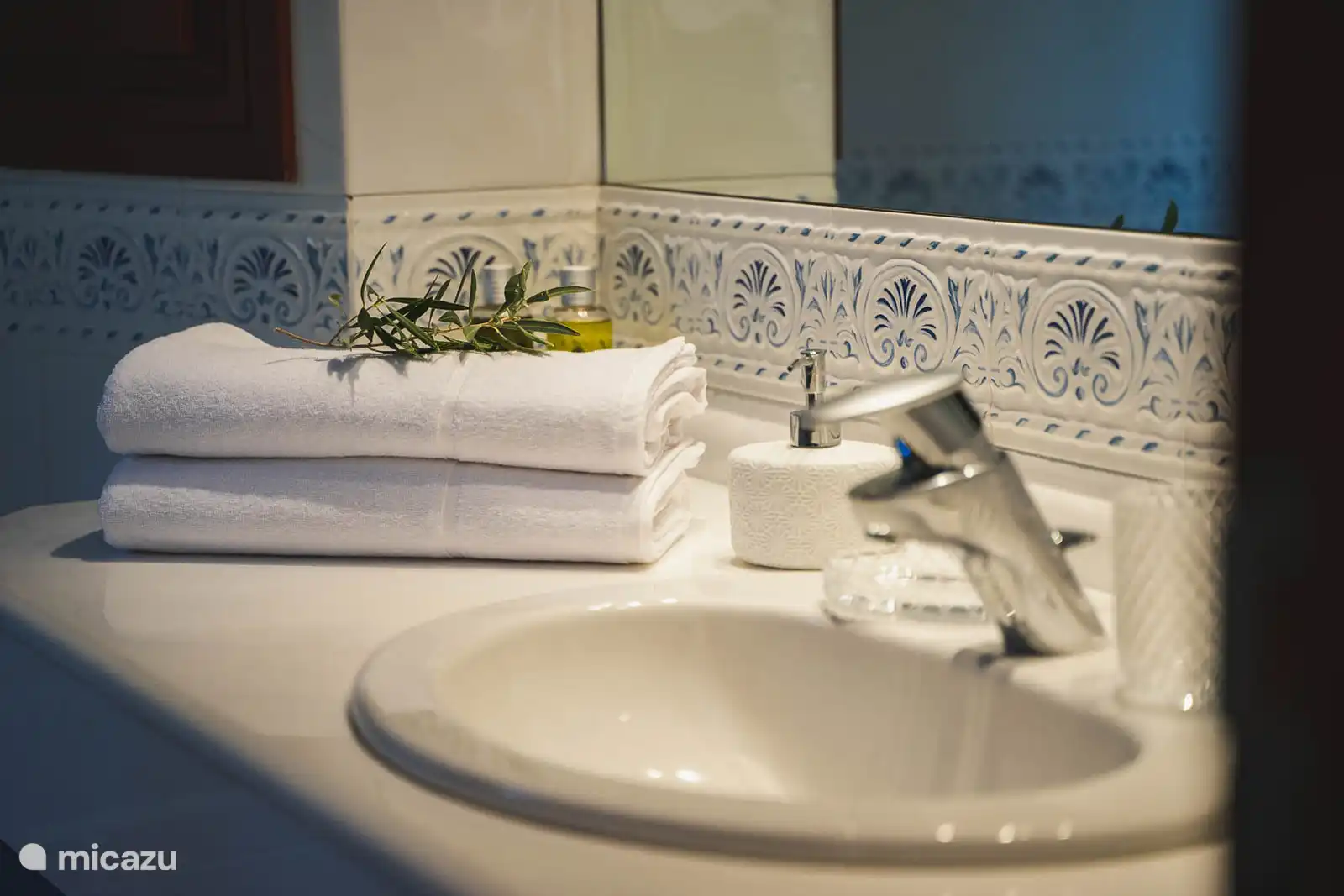 Chambre avec 2 lits simples, climatisation, TV, dressing. Salle de bains en suite avec douche et baignoire, double vasque, sèche-cheveux, serviettes, produits. Accès au parc.