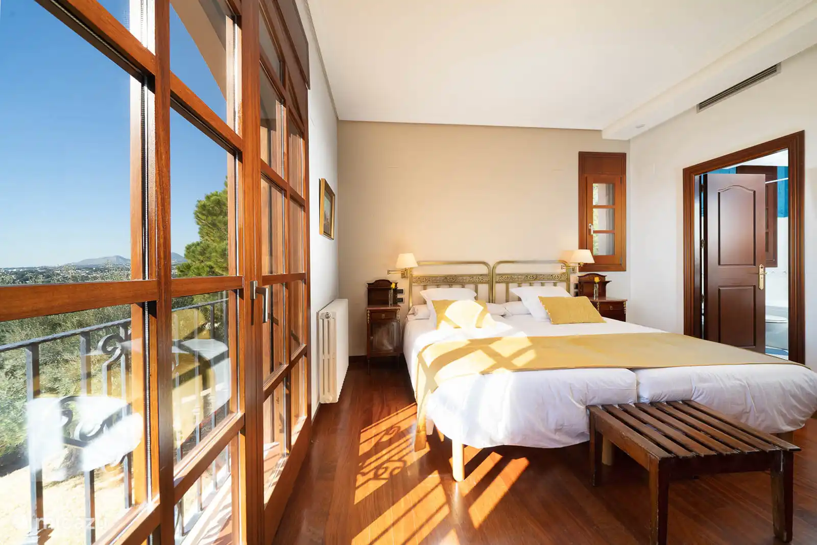 Chambre avec 2 lits simples, climatisation, armoire, bureau. Salle de bains en suite avec douche, vasque, sèche-cheveux, serviettes, produits. Vue sur le parc.