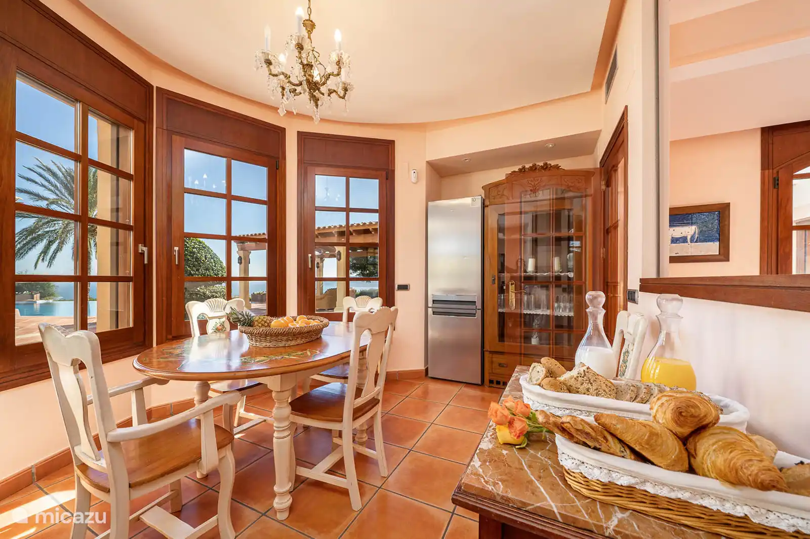 Cuisine équipée et climatisée. 2 combinés frigo congélateur, four, micro-ondes, cafetière filtre et machine à café expresso, lave-vaisselle, grille-pain. 