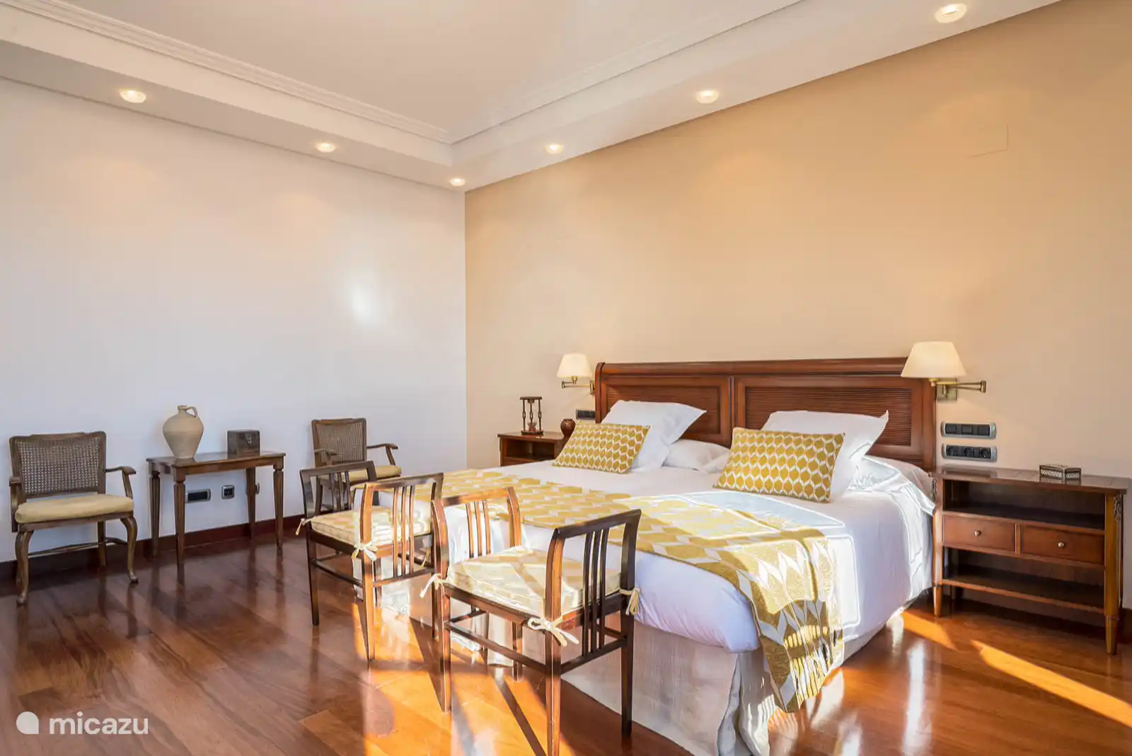 Chambre Master, climatisation, TV, dressing. Salle de bains en suite avec douche et baignoire, double vasque, sèche-cheveux, serviettes, produits. Accès terrasse avec la vue.