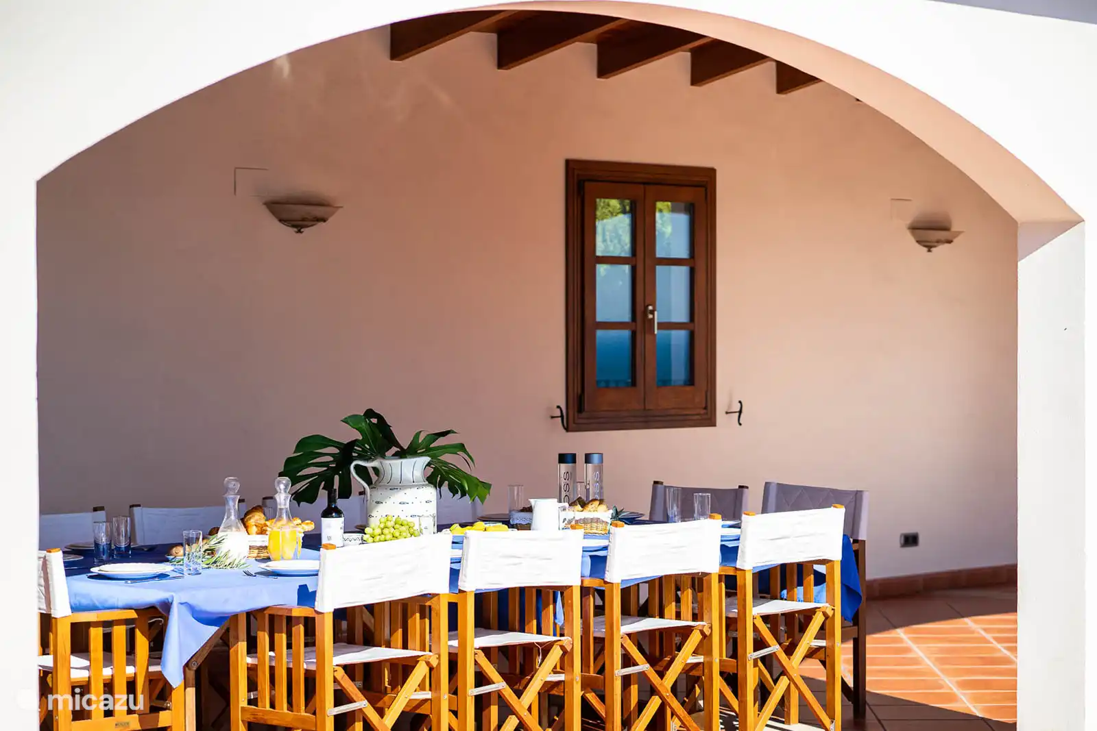 Belle table à manger sur la terrasse couverte, face à la vue. 