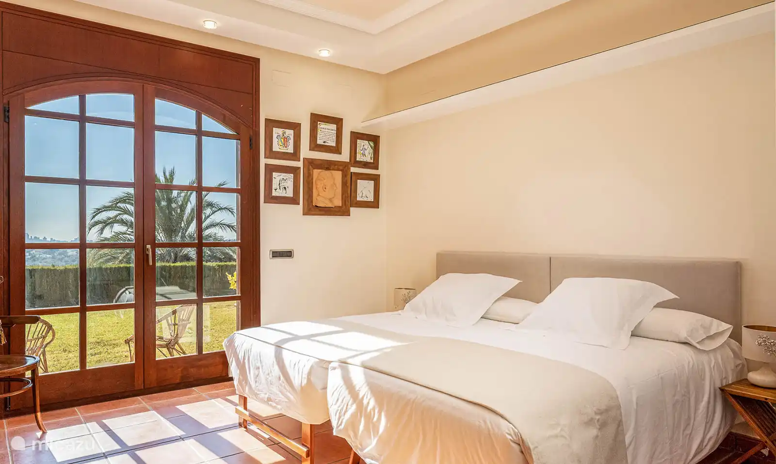 Chambre avec 2 lits simples, climatisation, Salle de bains attenante avec douche, vasque, sèche-cheveux, serviettes de bain.